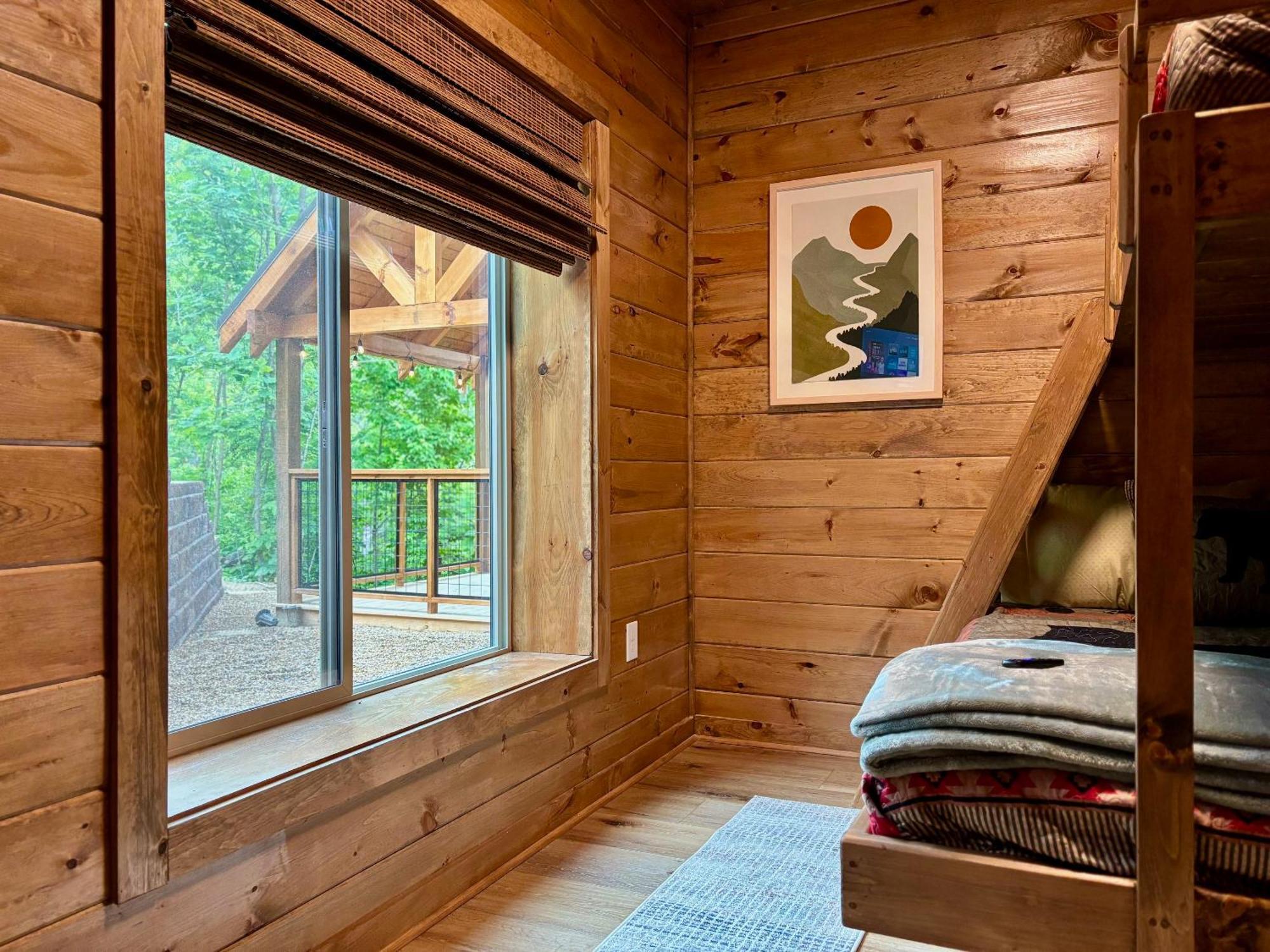 Out Of The Ashes Is A Brand New 3 Bedroom With High End Touches, Hot Tub, And A Mountain View! Holiday home