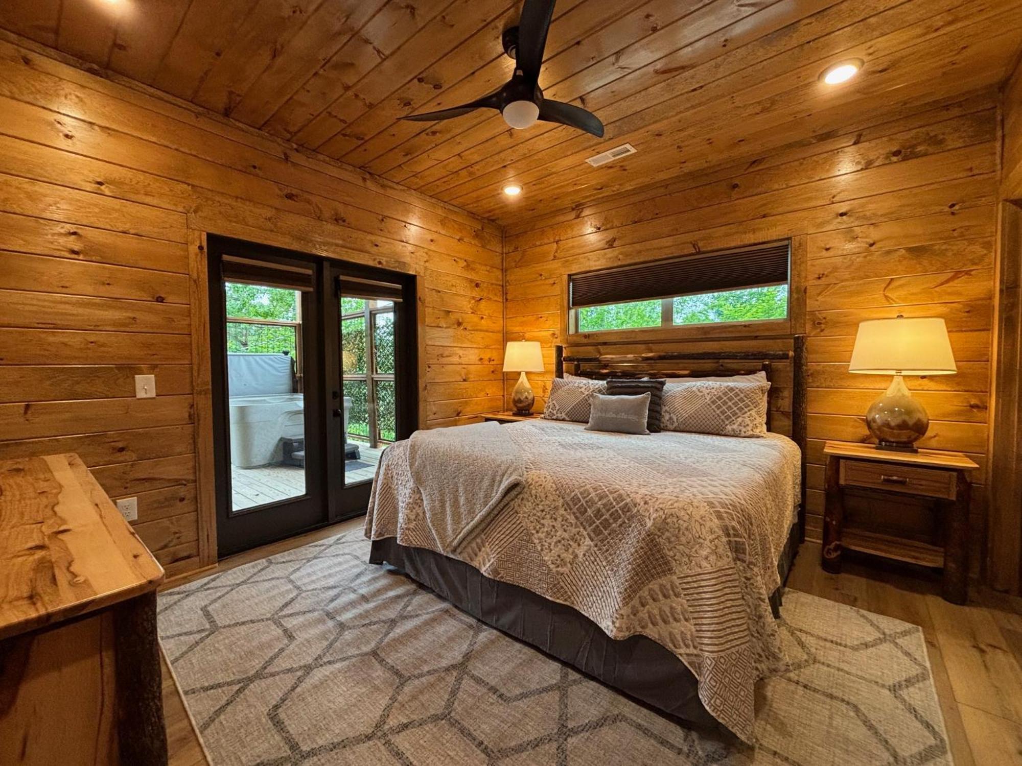 Out Of The Ashes Is A Brand New 3 Bedroom With High End Touches, Hot Tub, And A Mountain View! Holiday home *