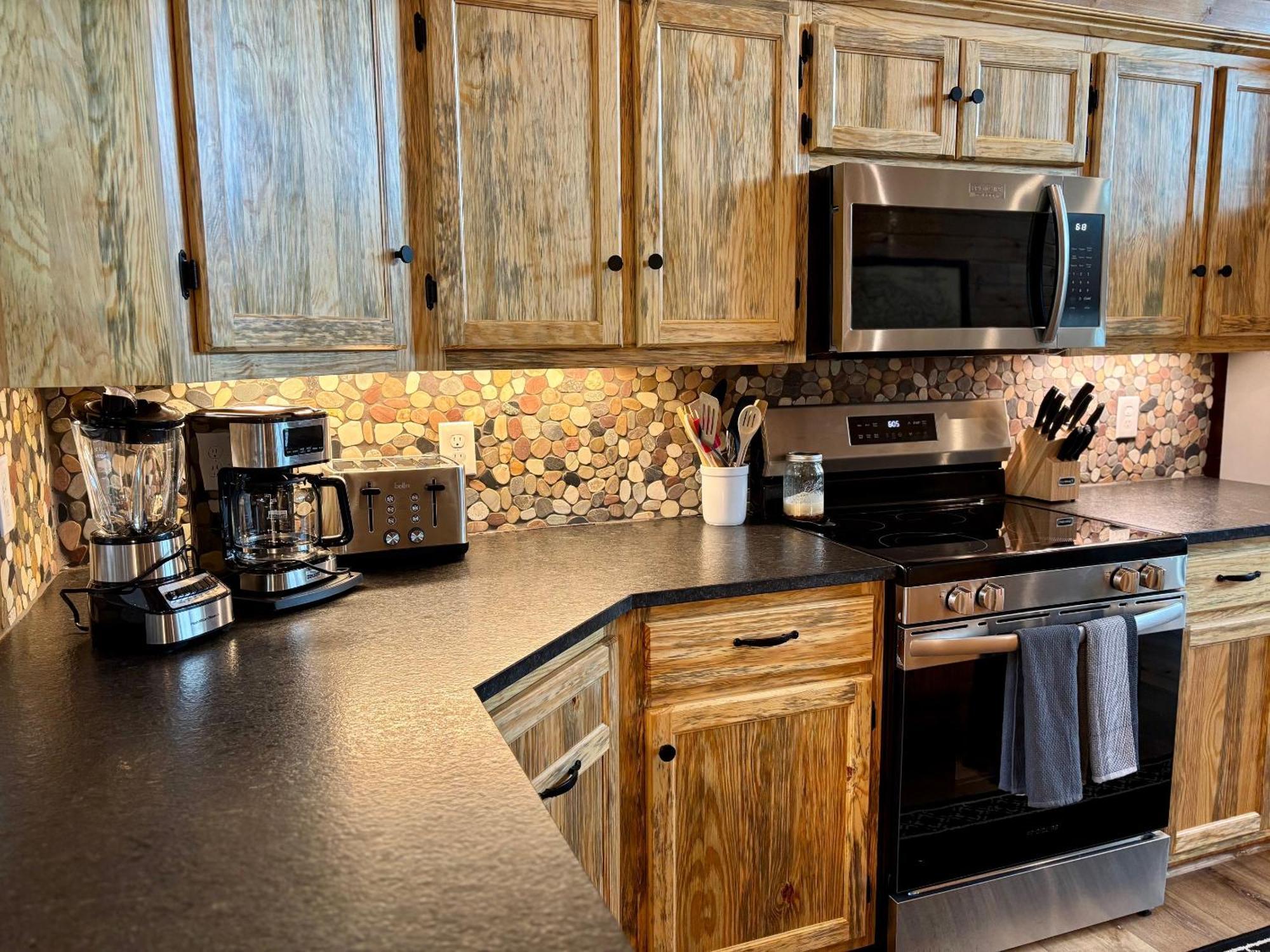 Out Of The Ashes Is A Brand New 3 Bedroom With High End Touches, Hot Tub, And A Mountain View! Holiday home