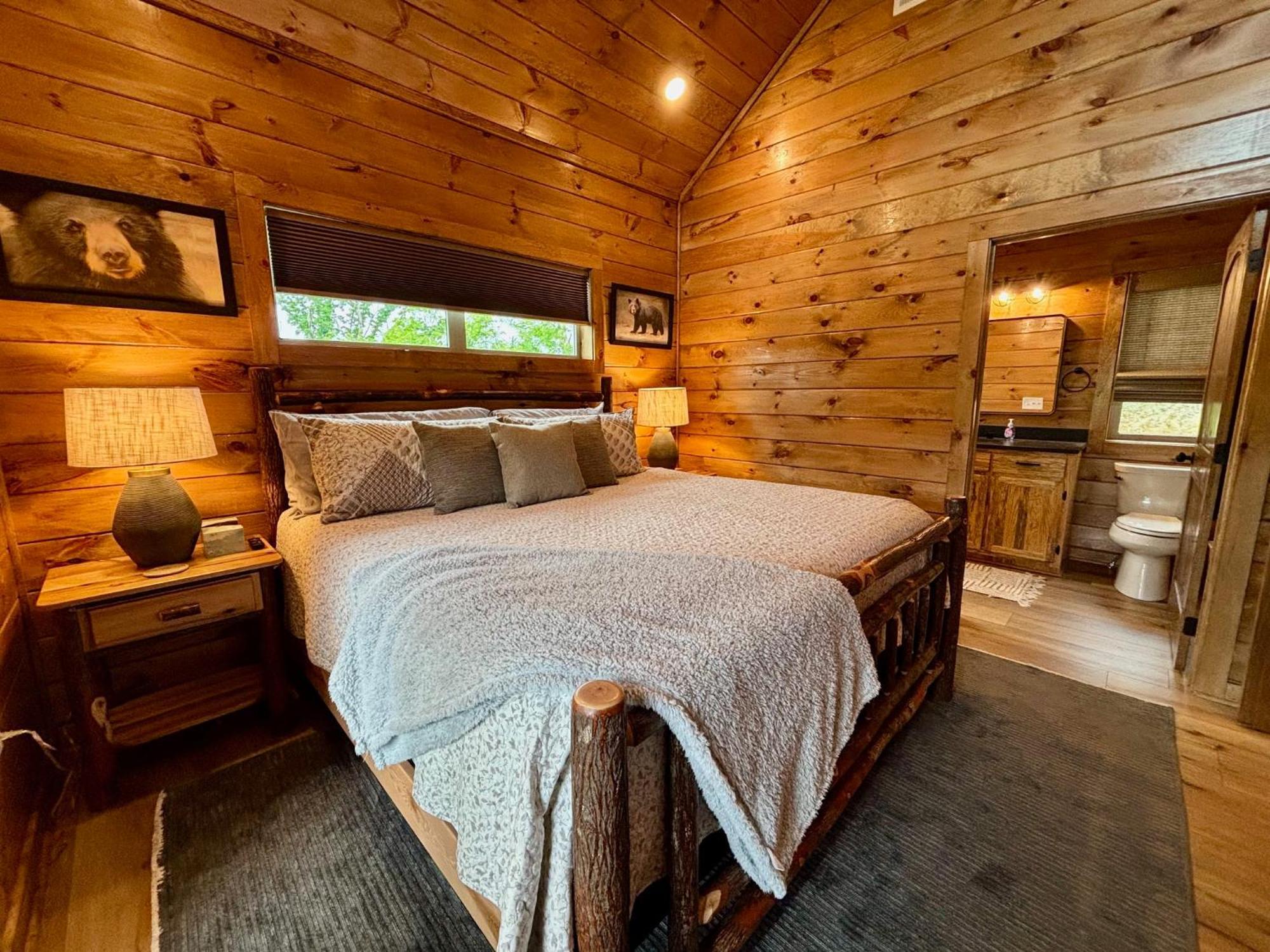 Out Of The Ashes Is A Brand New 3 Bedroom With High End Touches, Hot Tub, And A Mountain View! Holiday home *