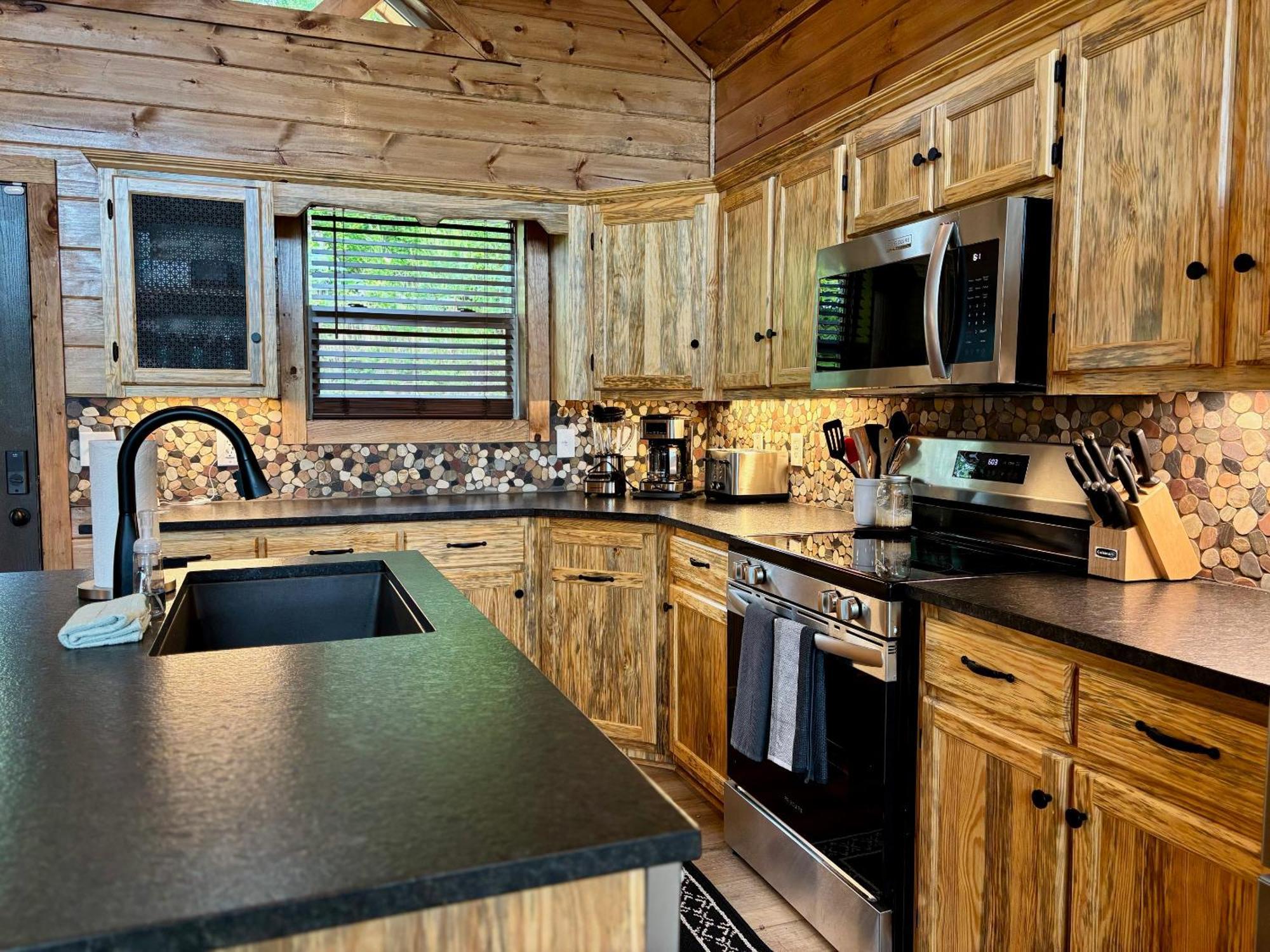 Out Of The Ashes Is A Brand New 3 Bedroom With High End Touches, Hot Tub, And A Mountain View! Holiday home *