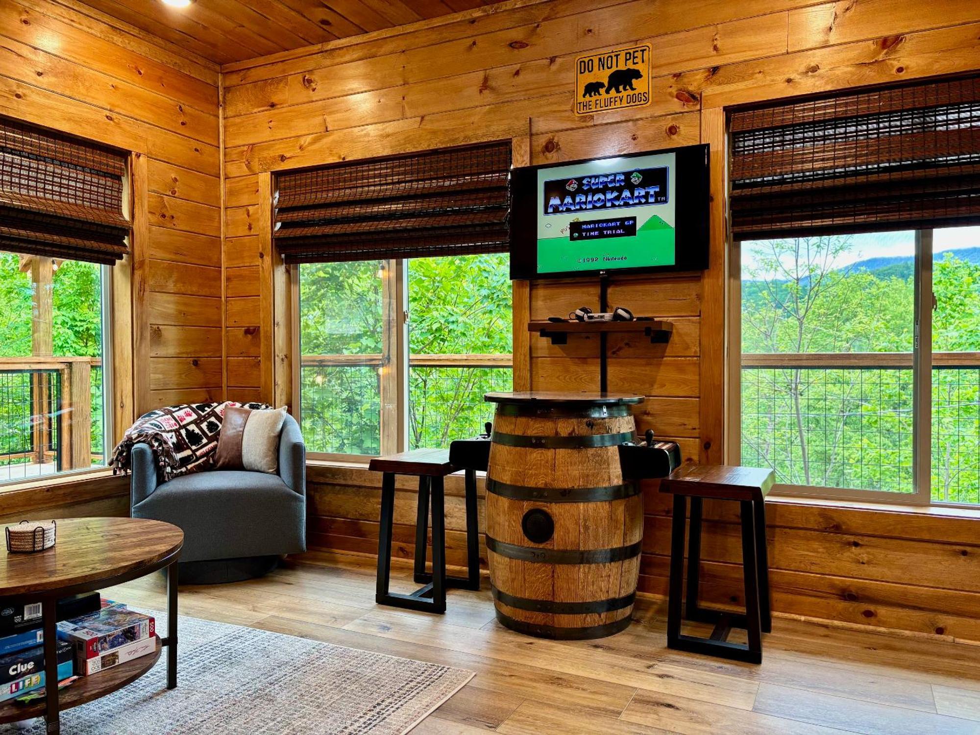Holiday home Out Of The Ashes Is A Brand New 3 Bedroom With High End Touches, Hot Tub, And A Mountain View! *