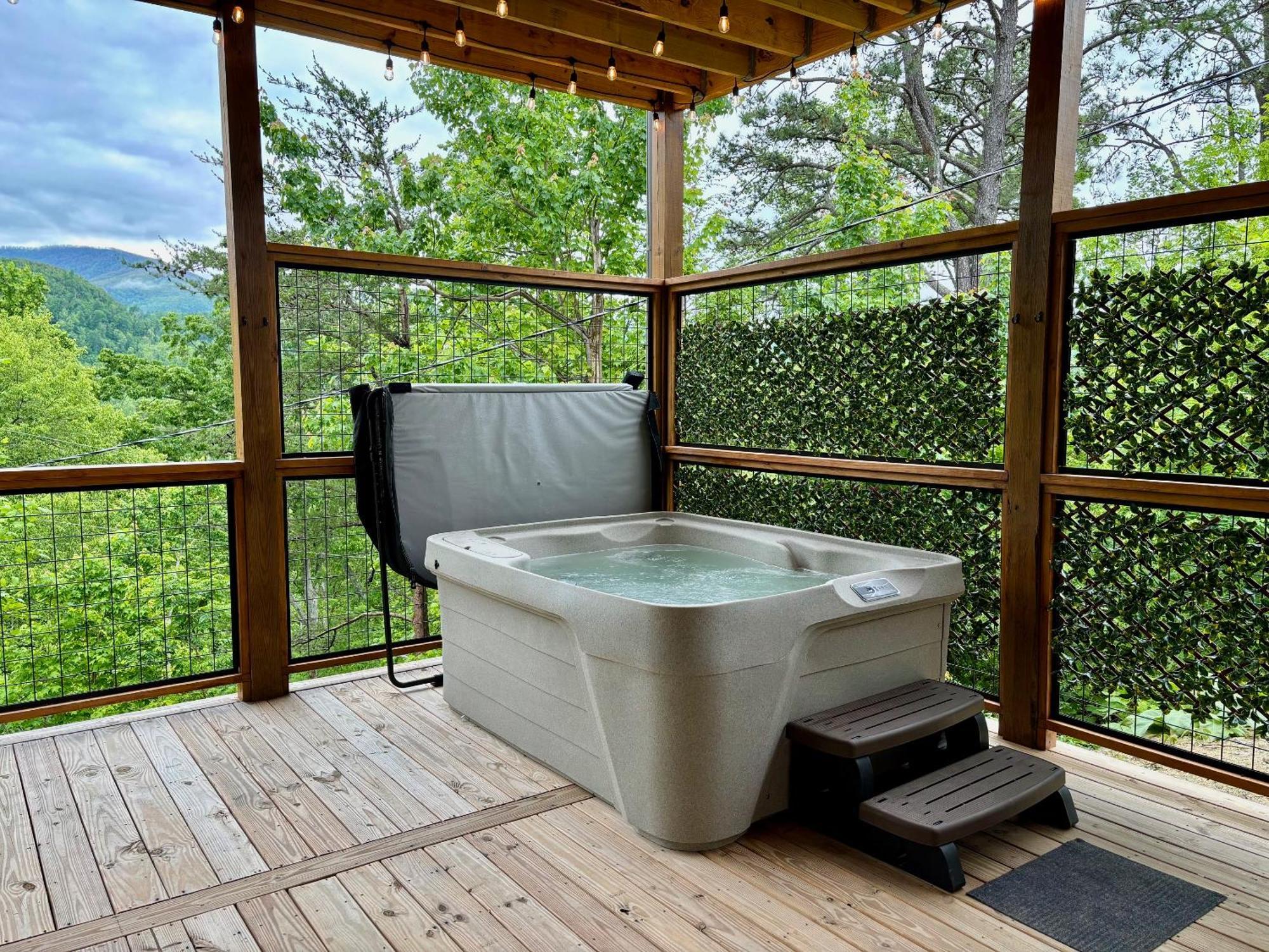 Out Of The Ashes Is A Brand New 3 Bedroom With High End Touches, Hot Tub, And A Mountain View! Holiday home *