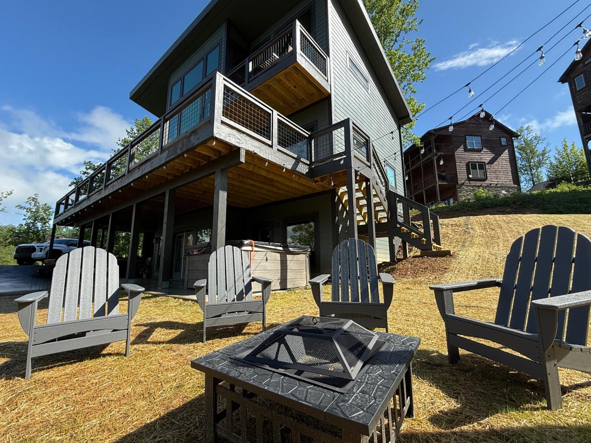 Sunscape - Luxury With Hot Tub, Game & Breathtaking Views Holiday home Gatlinburg