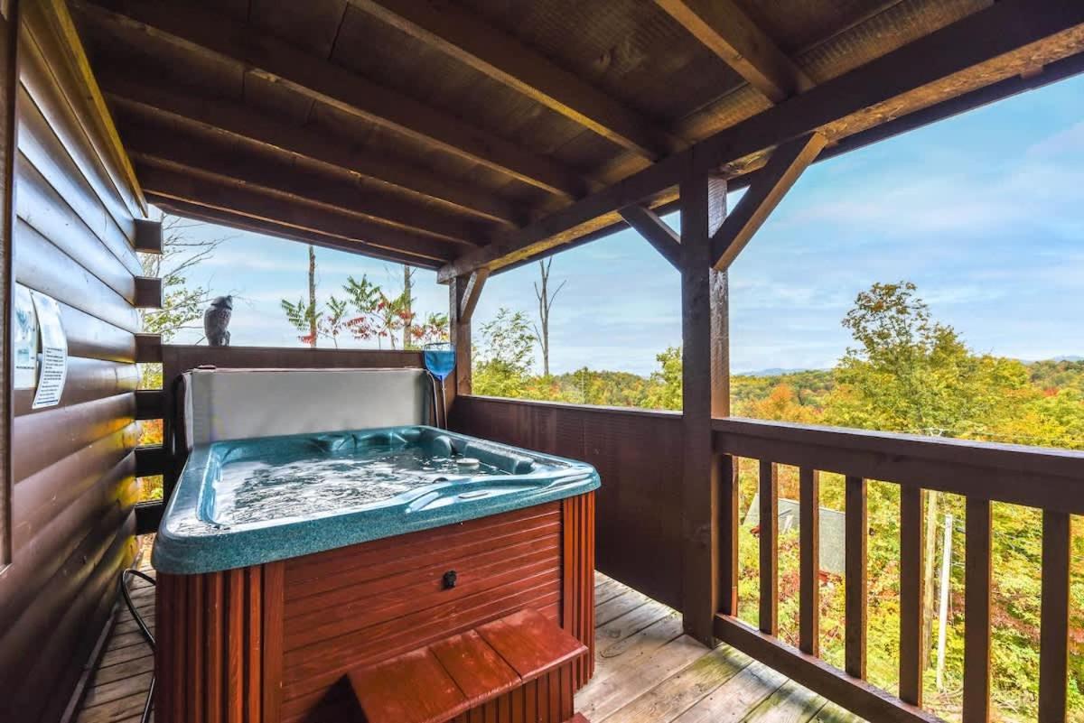 Amazing Views! Hot Tub,pool Table,fireplace,relax! Holiday home *