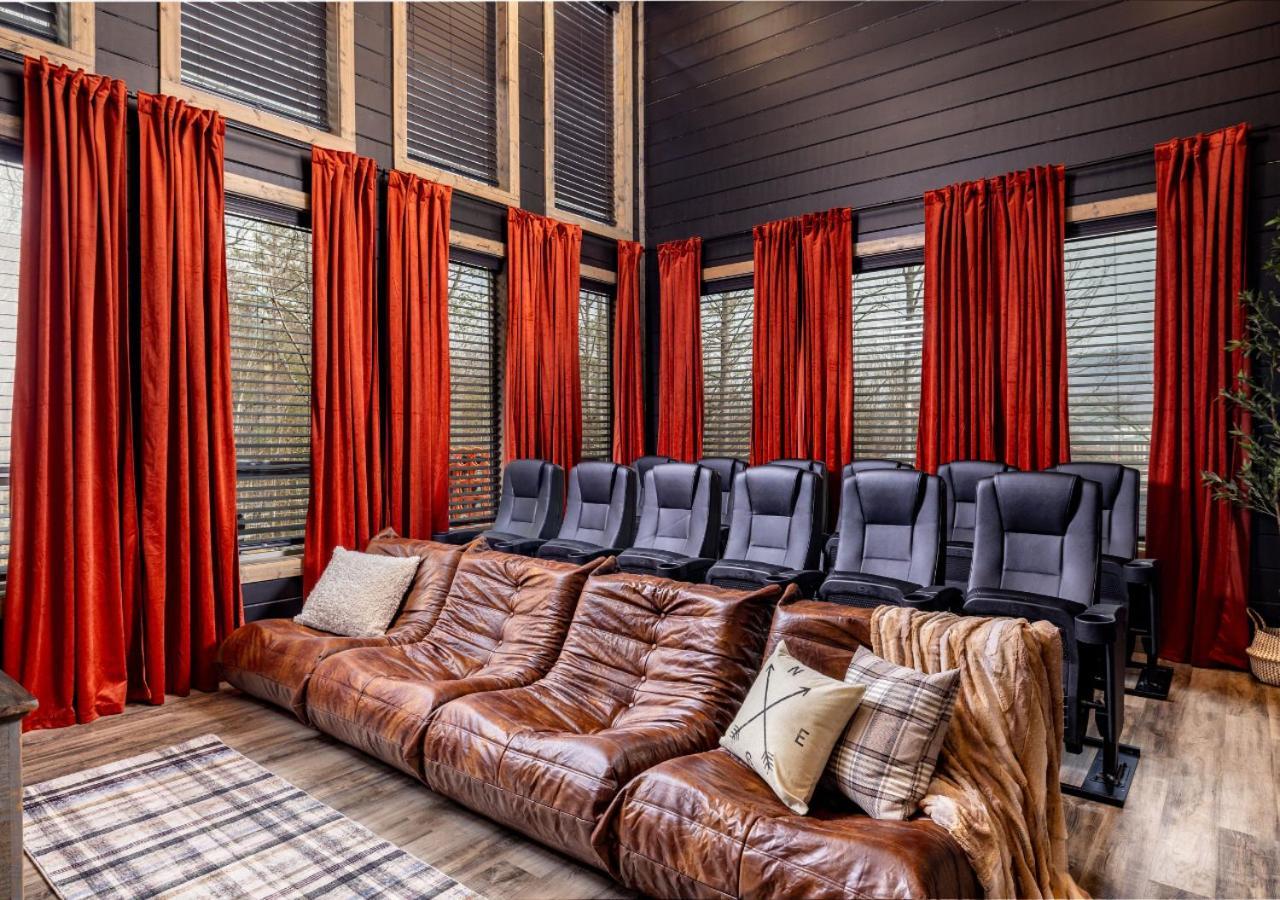 Luxury Cabin, Heated Pool, Theater, Hot Tub
