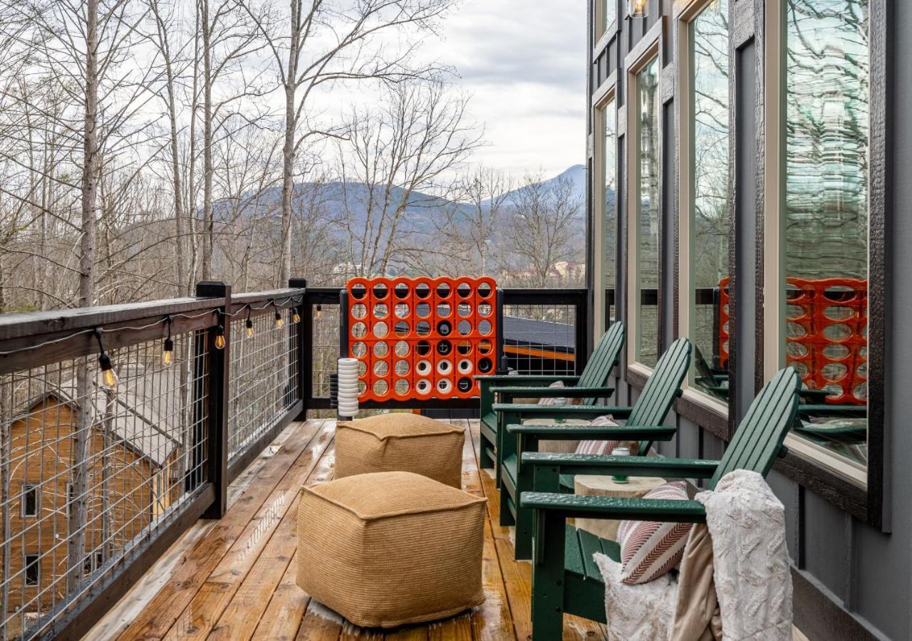 Luxury Cabin, Heated Pool, Theater, Hot Tub