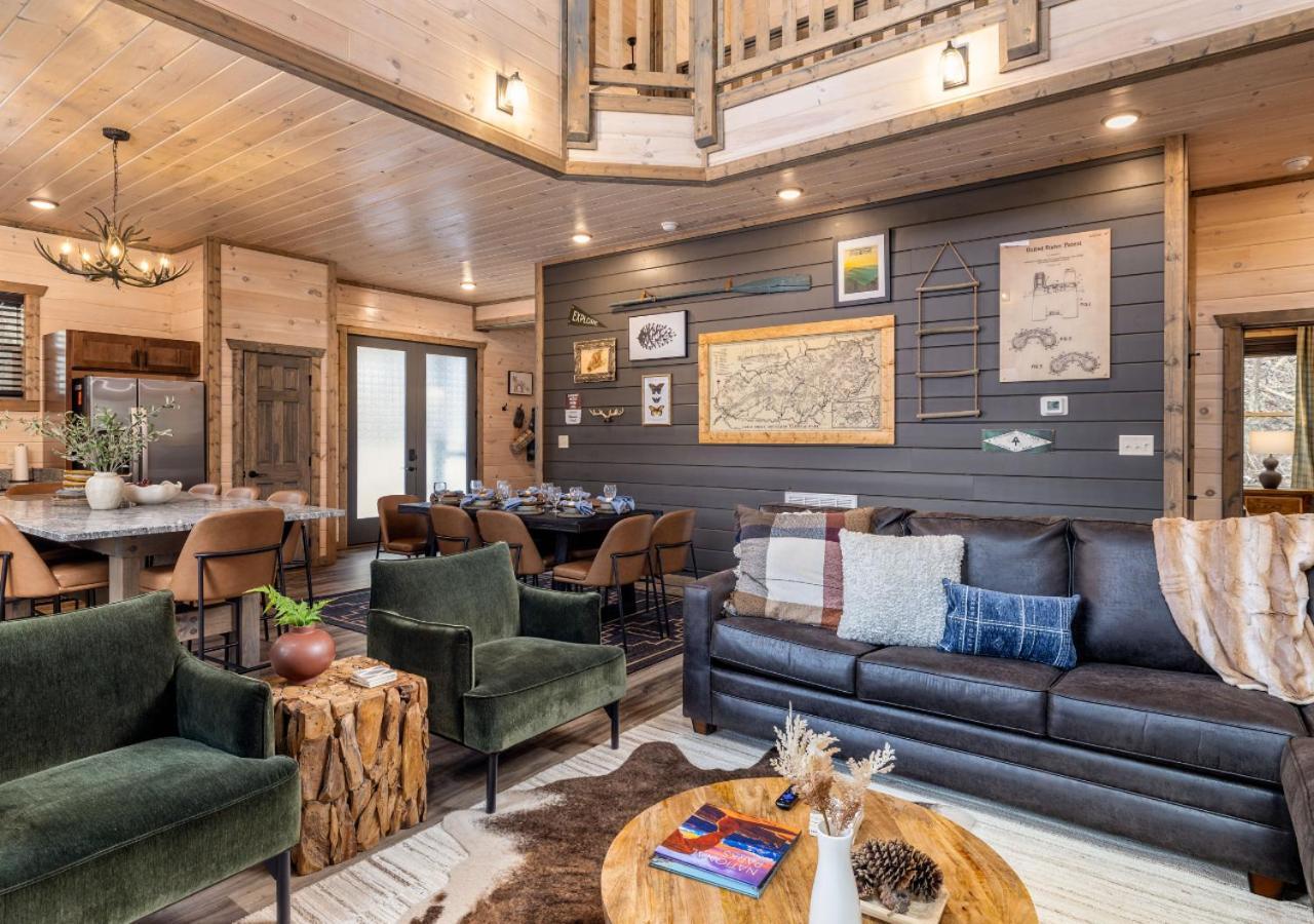 Luxury Cabin, Heated Pool, Theater, Hot Tub Holiday home Gatlinburg
