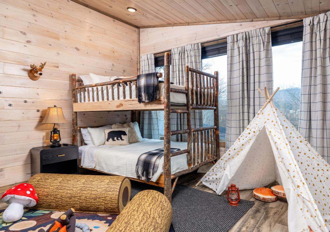 Holiday home Luxury Cabin, Heated Pool, Theater, Hot Tub