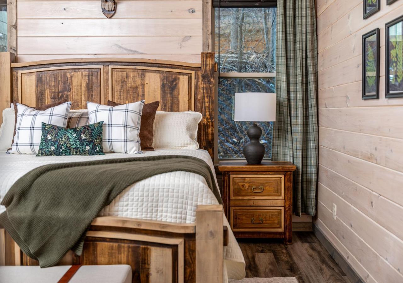 Luxury Cabin, Heated Pool, Theater, Hot Tub Holiday home Gatlinburg