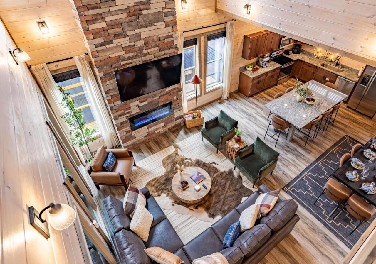 Luxury Cabin, Heated Pool, Theater, Hot Tub Gatlinburg