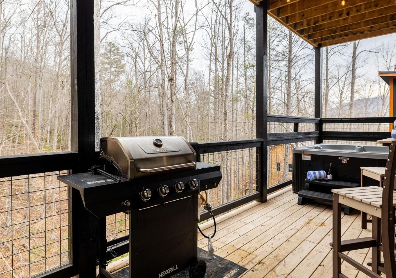 Luxury Cabin, Heated Pool, Theater, Hot Tub * Gatlinburg