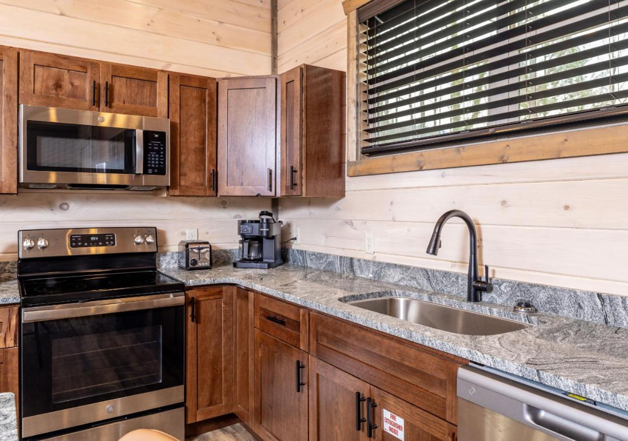 Holiday home Luxury Cabin, Heated Pool, Theater, Hot Tub *