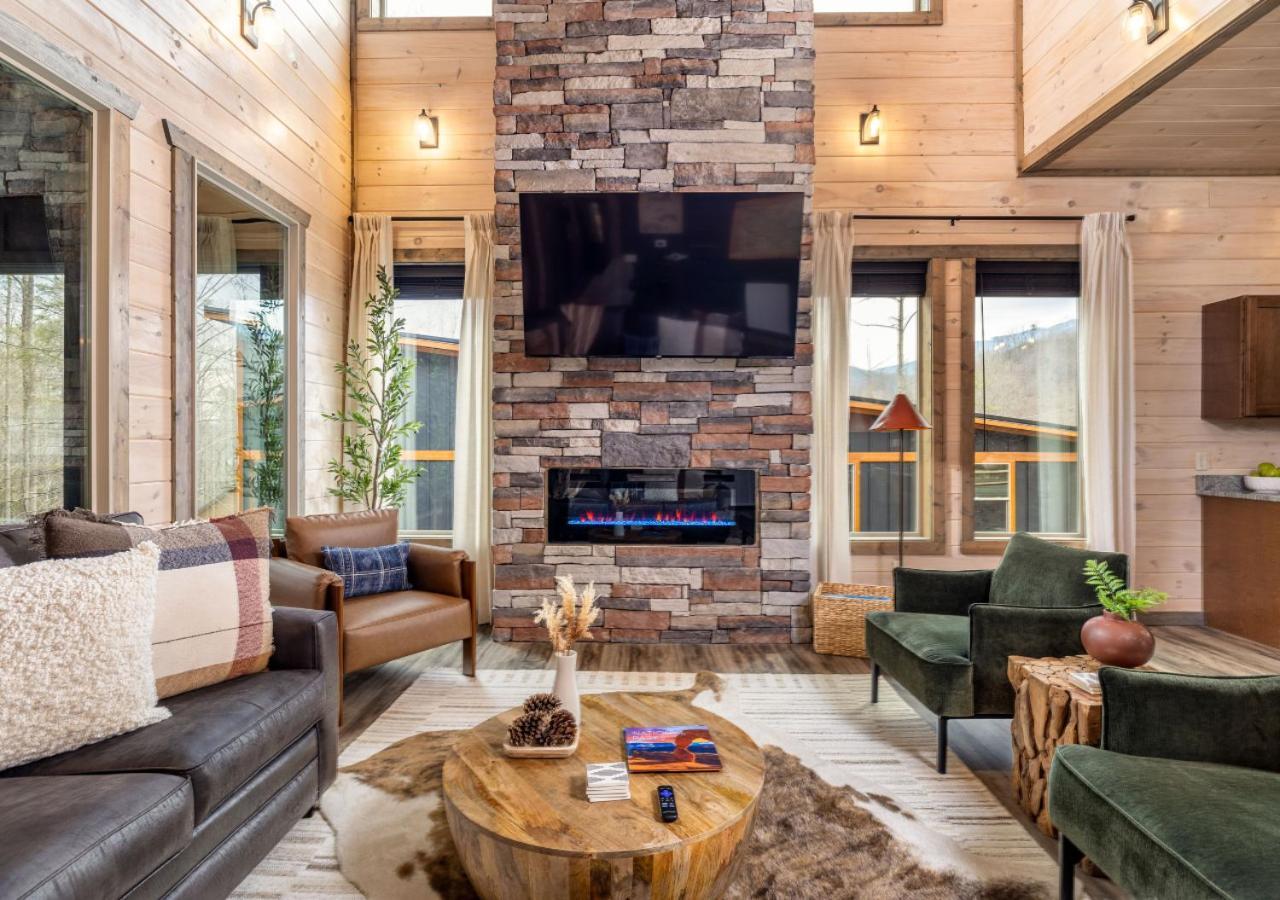 Luxury Cabin, Heated Pool, Theater, Hot Tub Holiday home Gatlinburg