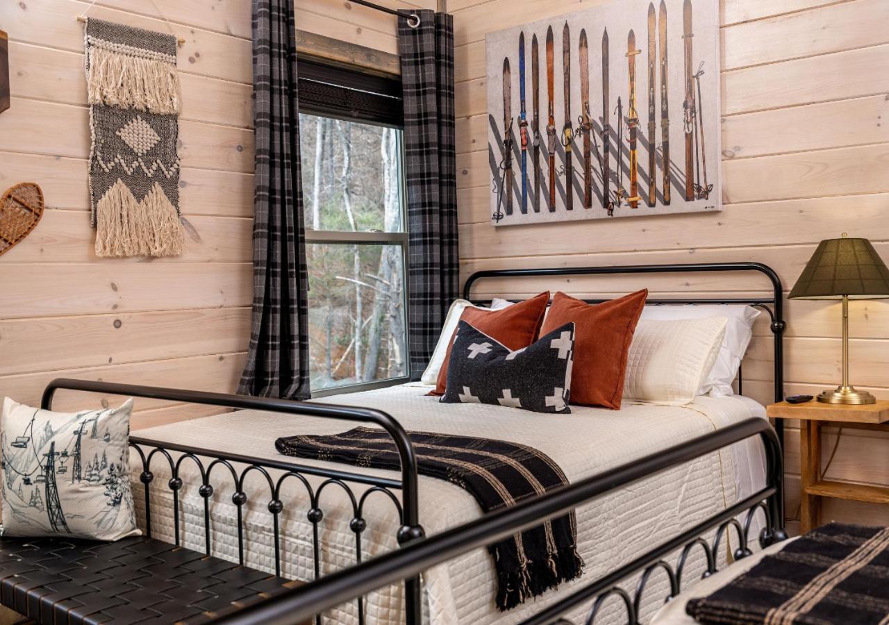 Luxury Cabin, Heated Pool, Theater, Hot Tub *