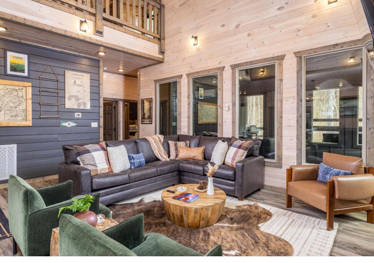 Luxury Cabin, Heated Pool, Theater, Hot Tub * Gatlinburg