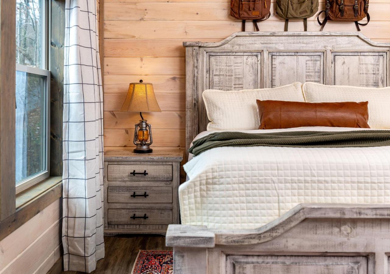 Luxury Cabin, Heated Pool, Theater, Hot Tub Holiday home Gatlinburg