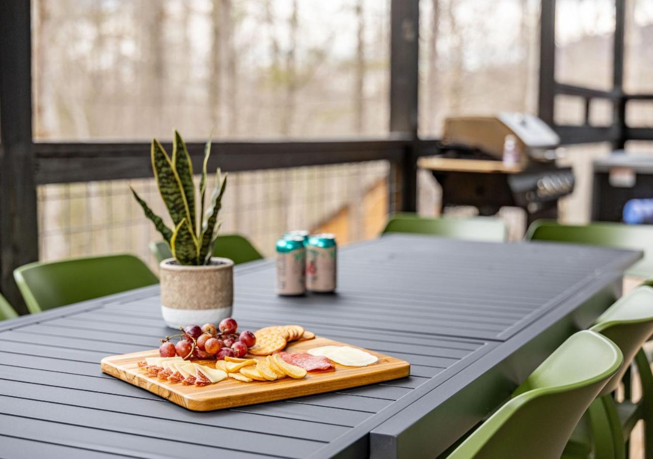 Luxury Cabin, Heated Pool, Theater, Hot Tub Holiday home *