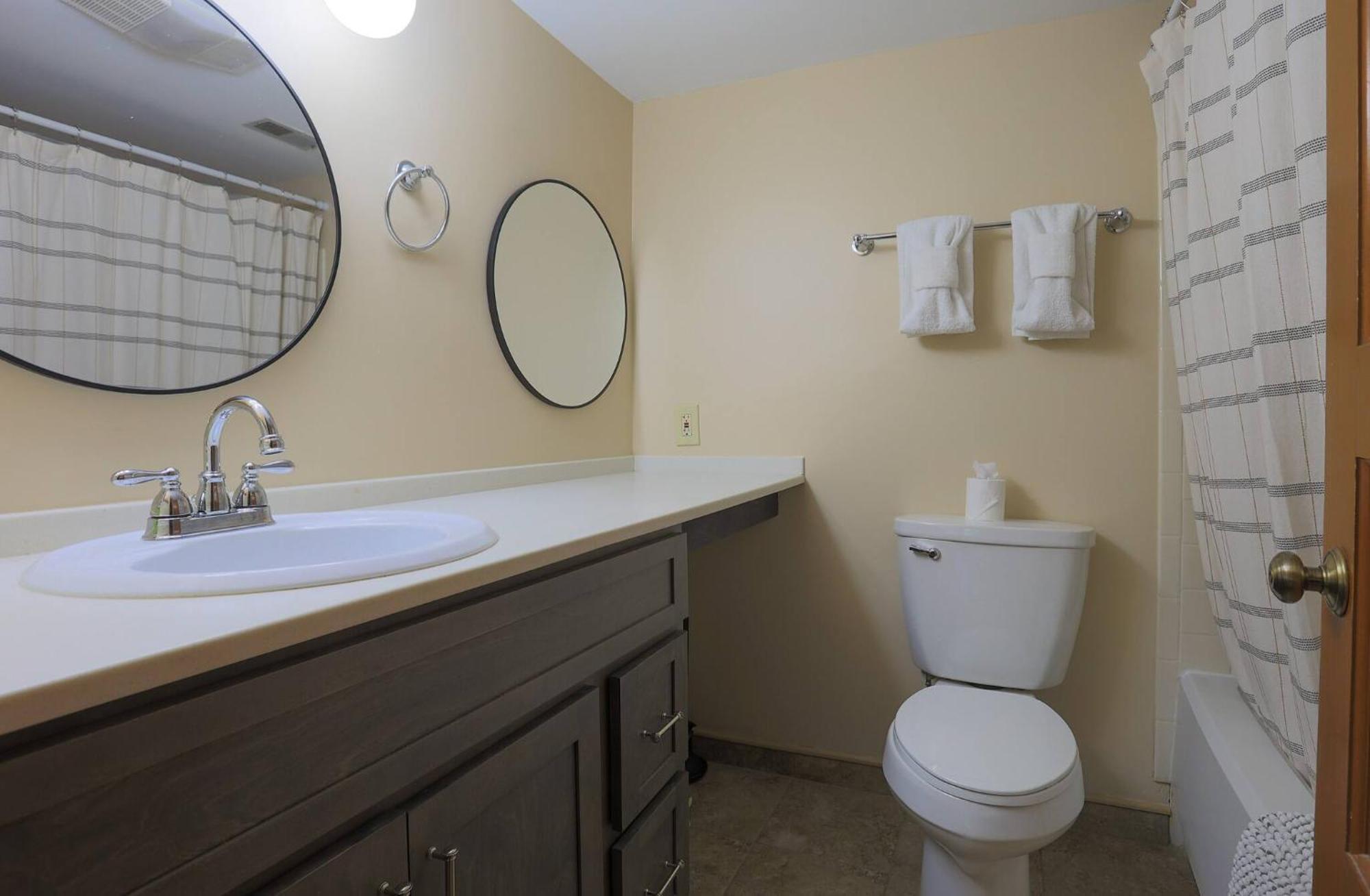 Apartment Spacious 3 Bedroom Close To - 8 Min Drive! *