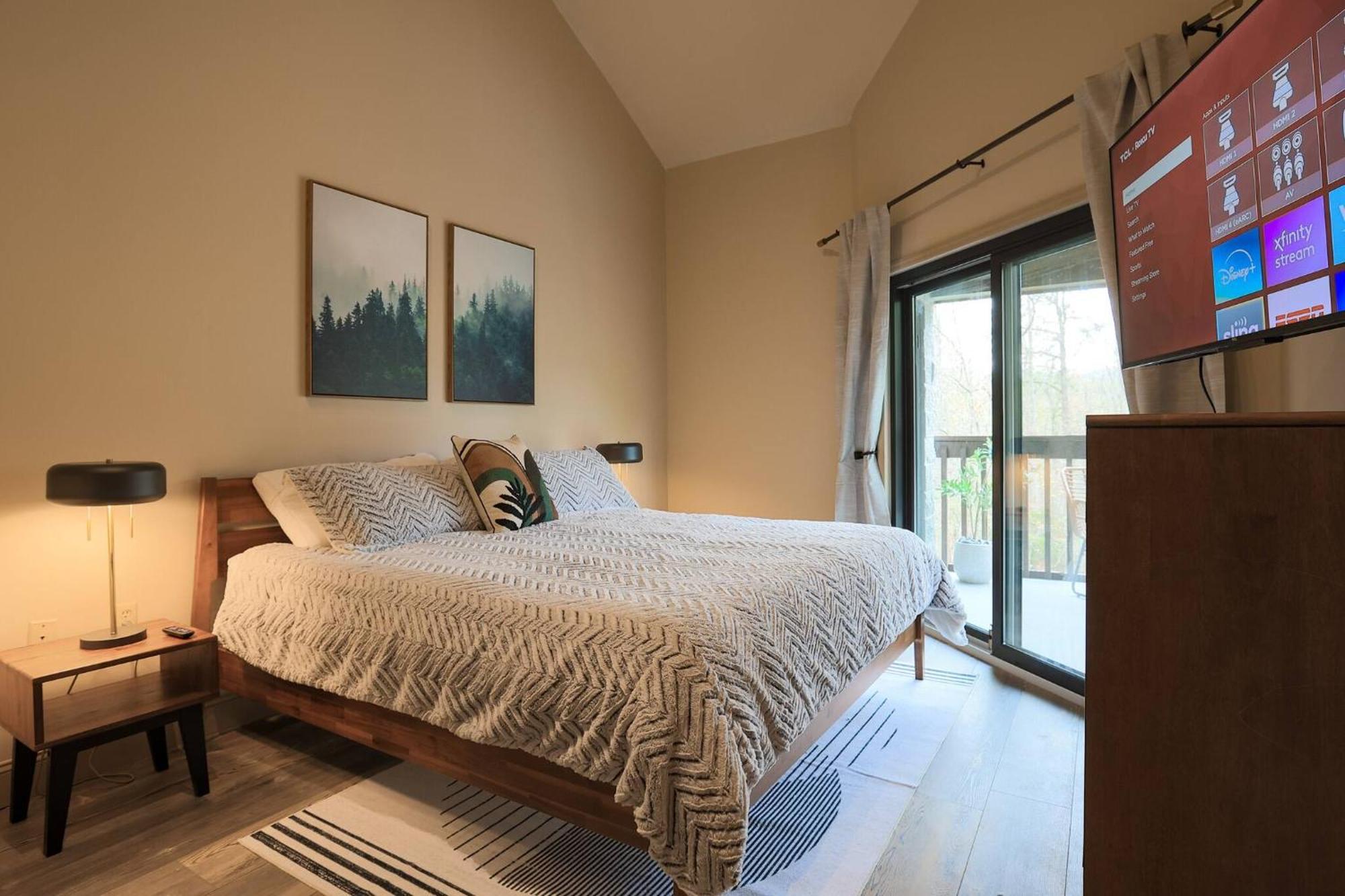 Apartment Spacious 3 Bedroom Close To - 8 Min Drive! *
