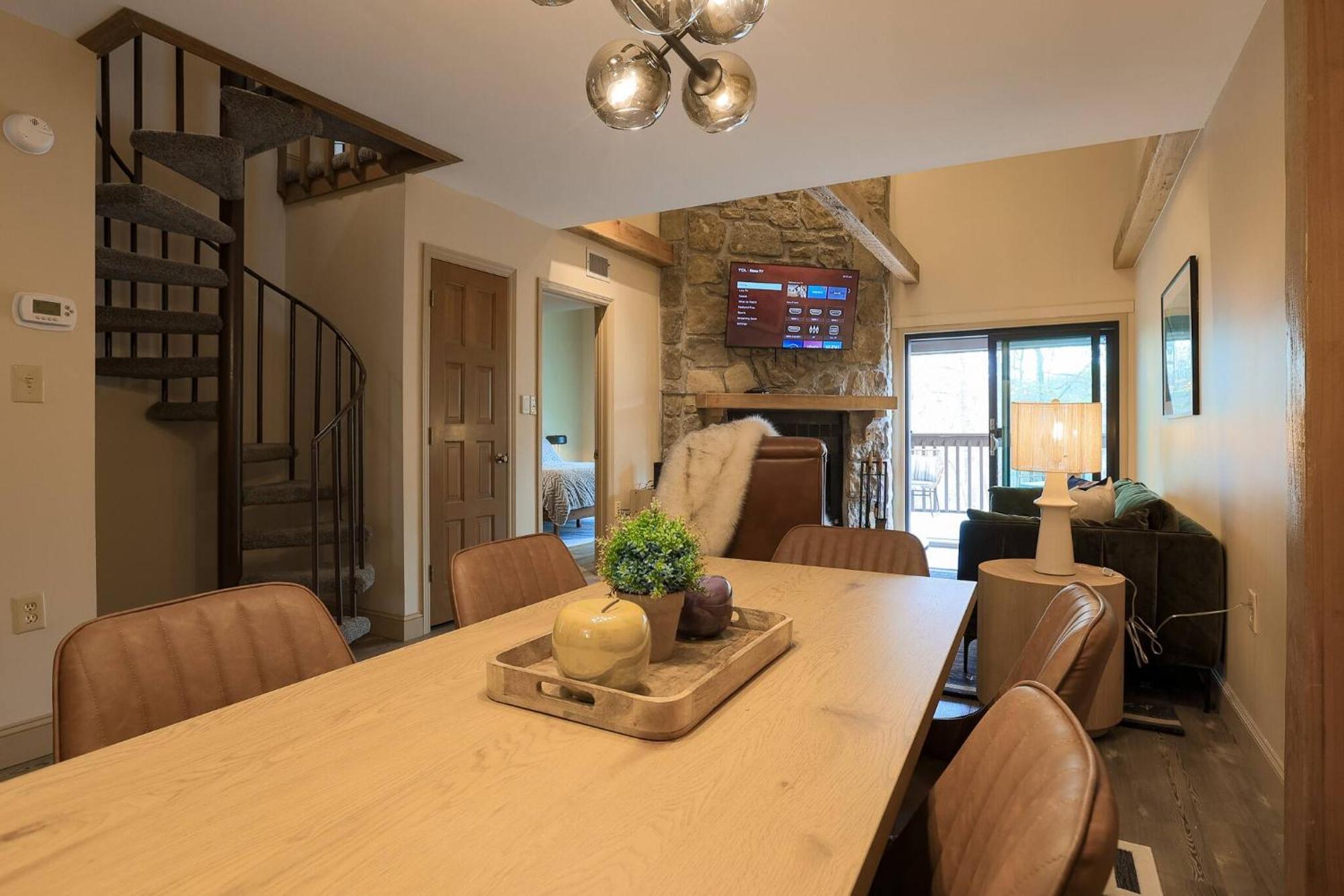 Apartment Spacious 3 Bedroom Close To - 8 Min Drive! *