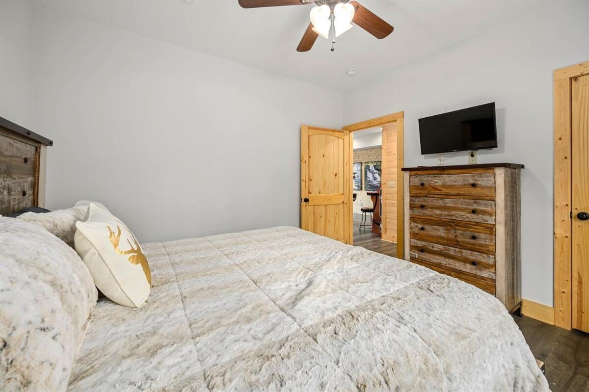 Close To Downtown Amazing Mount Leconte Views Hot Tub Game Holiday home *