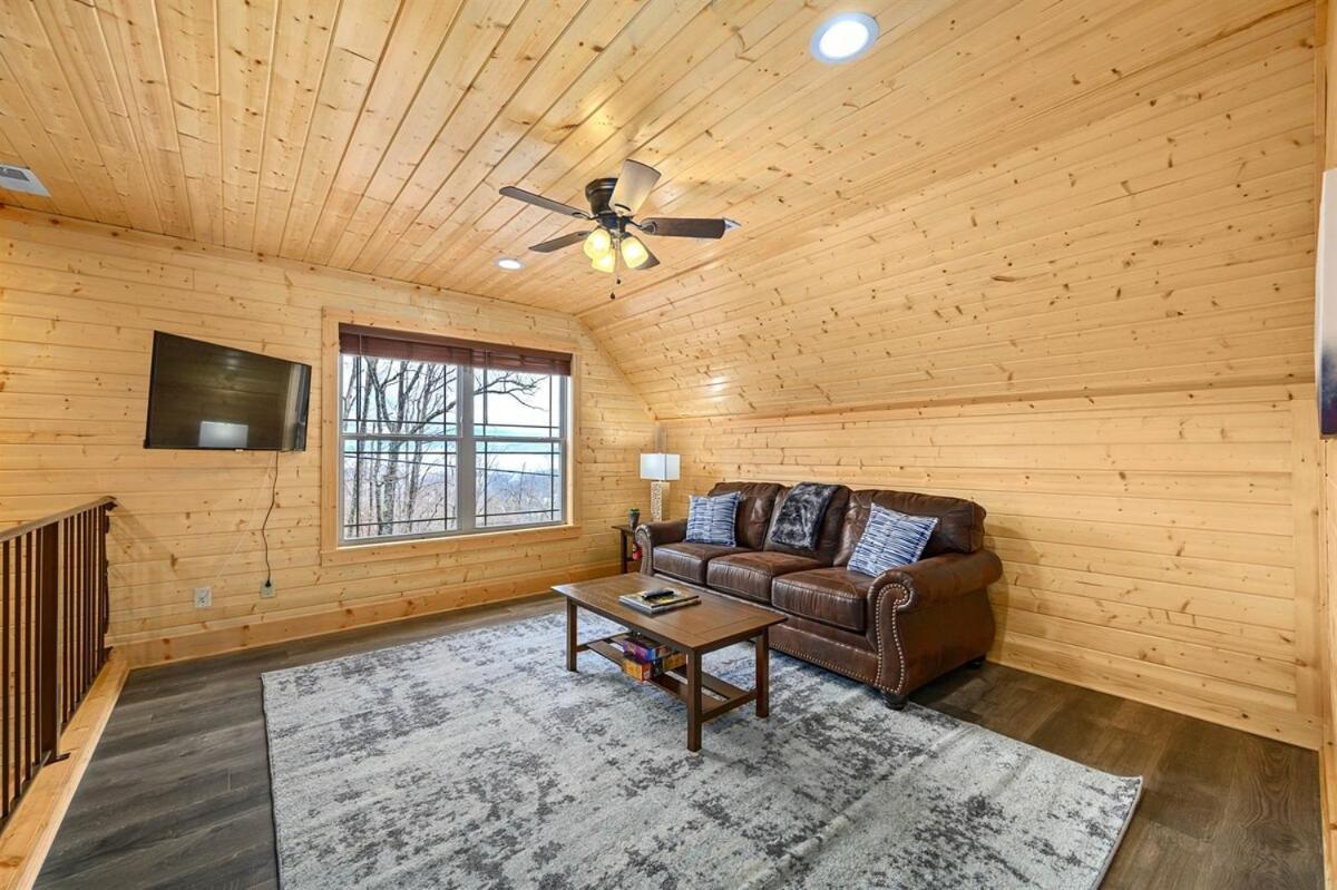 Holiday home Close To Downtown Amazing Mount Leconte Views Hot Tub Game