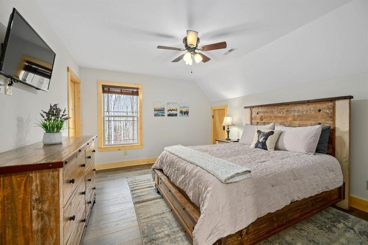 Close To Downtown Amazing Mount Leconte Views Hot Tub Game Holiday home *