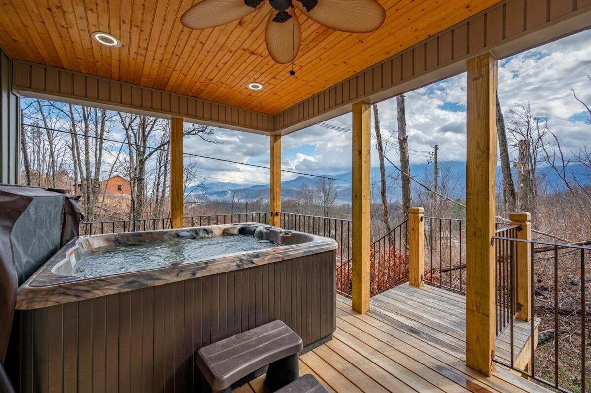 Close To Downtown Amazing Mount Leconte Views Hot Tub Game *