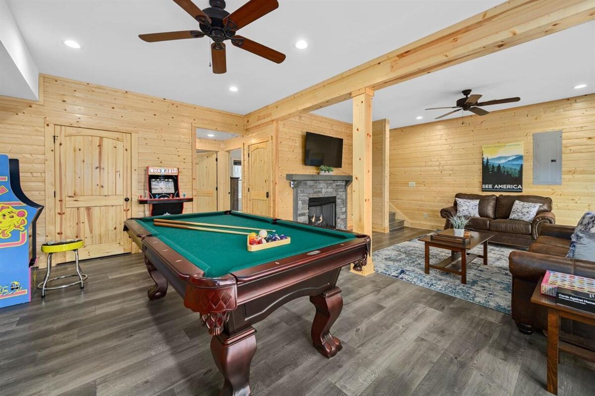 Close To Downtown Amazing Mount Leconte Views Hot Tub Game Holiday home Gatlinburg