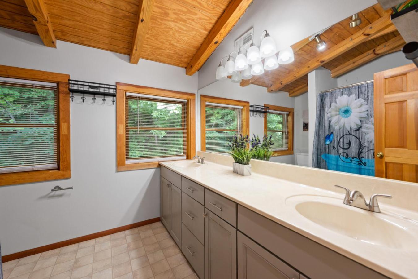 Family W Private Hot Tub- Game Rm- Disc Golf- Pets Holiday home *