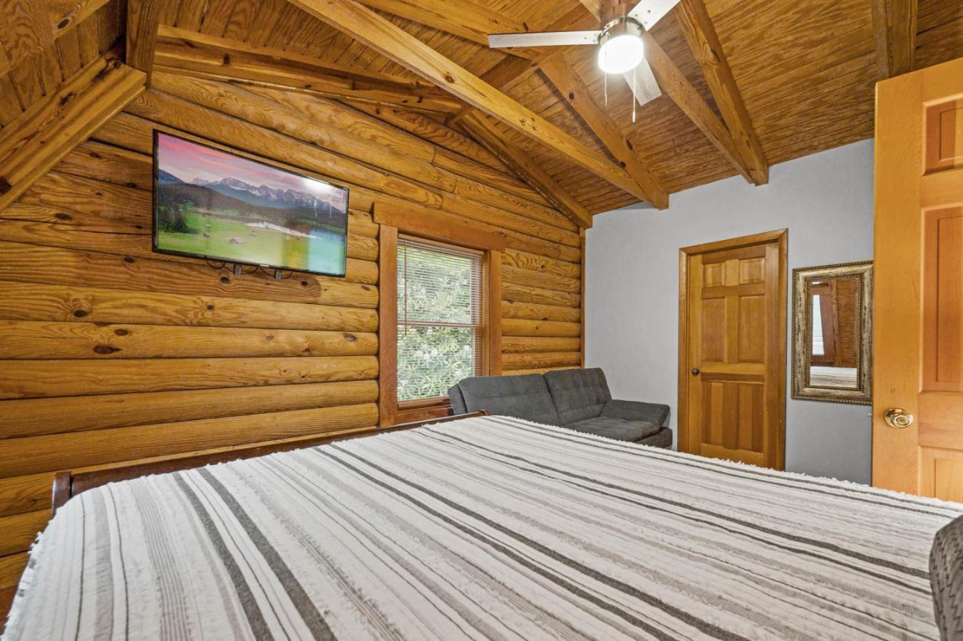 Holiday home Family W Private Hot Tub- Game Rm- Disc Golf- Pets *