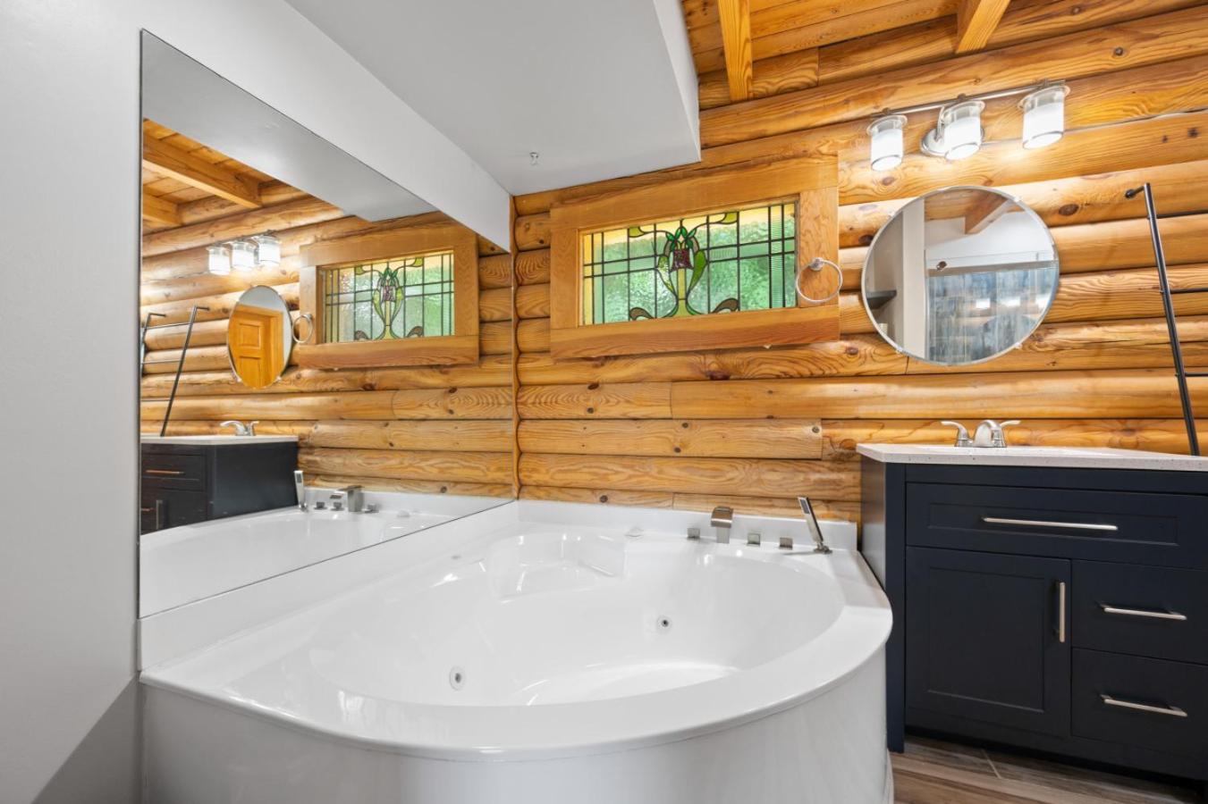 Family W Private Hot Tub- Game Rm- Disc Golf- Pets