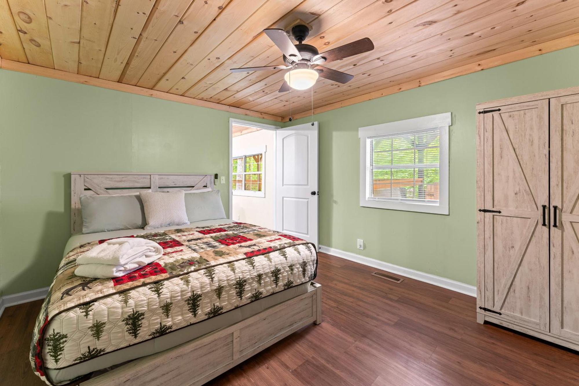 Huskey Hide Away * Gatlinburg