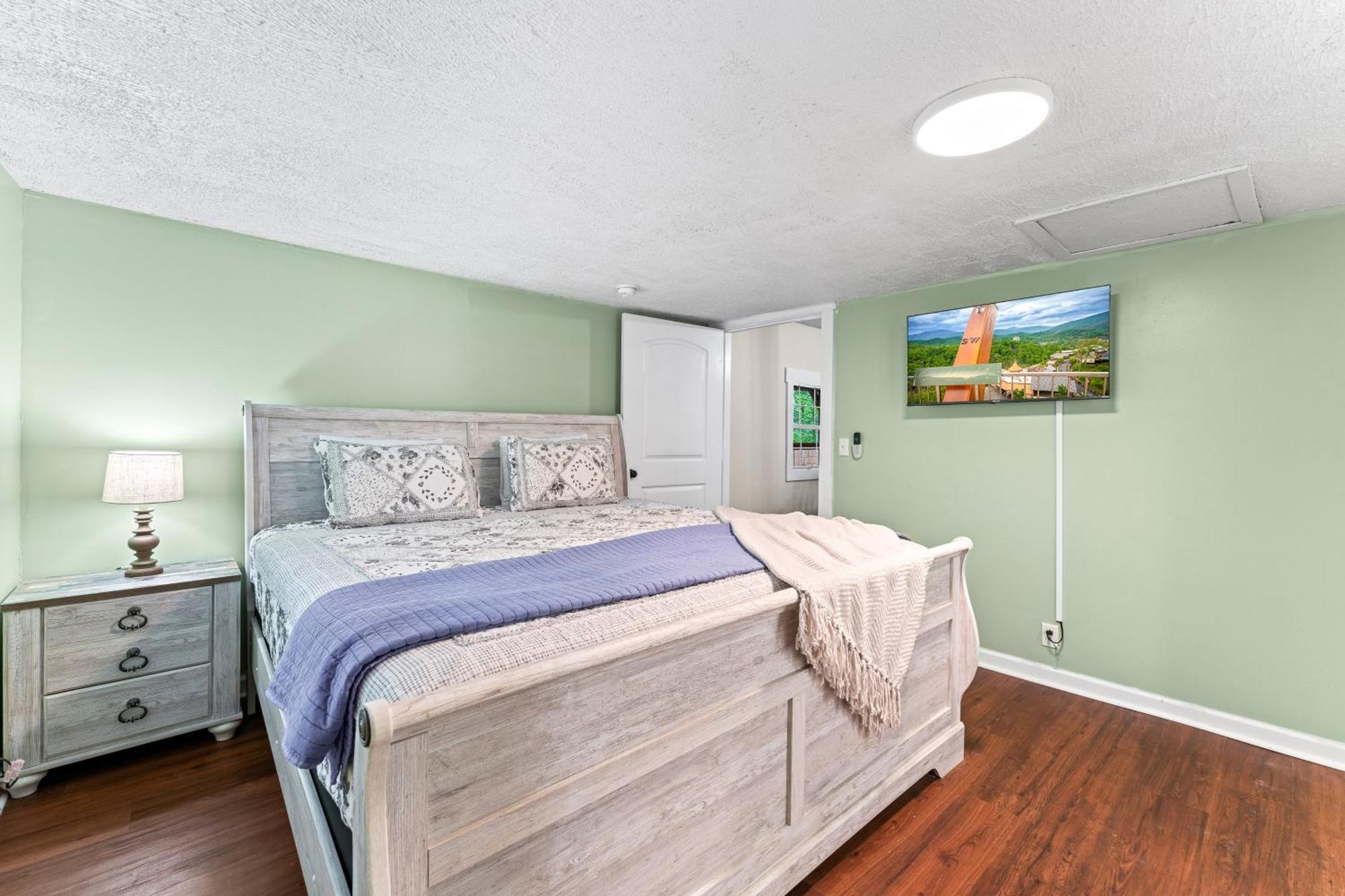 Huskey Hide Away Gatlinburg