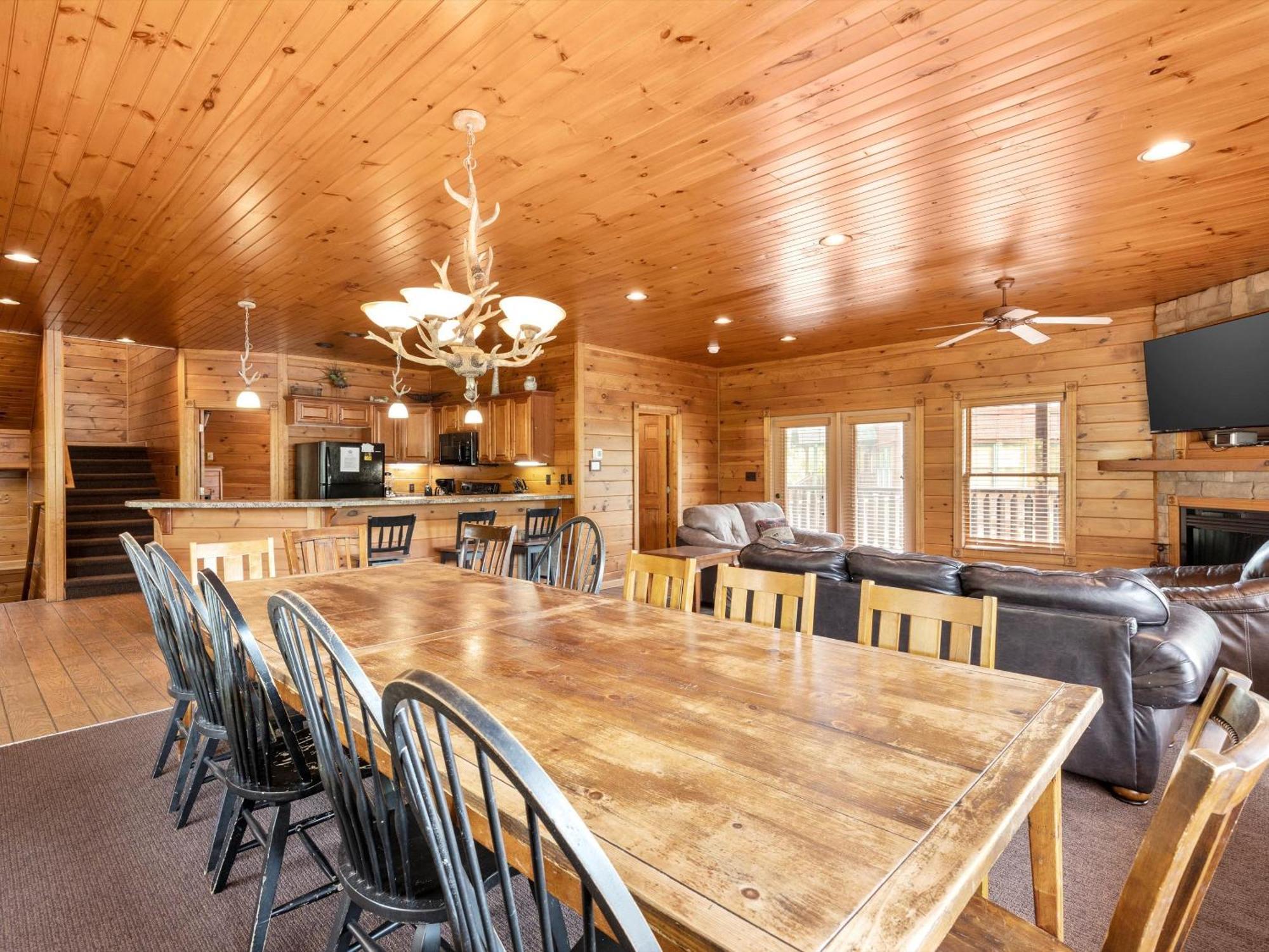 The Great Escape Ii, 5 Bedrooms, Sleeps 17, Game Room, Pool Access, Theater Holiday home Gatlinburg