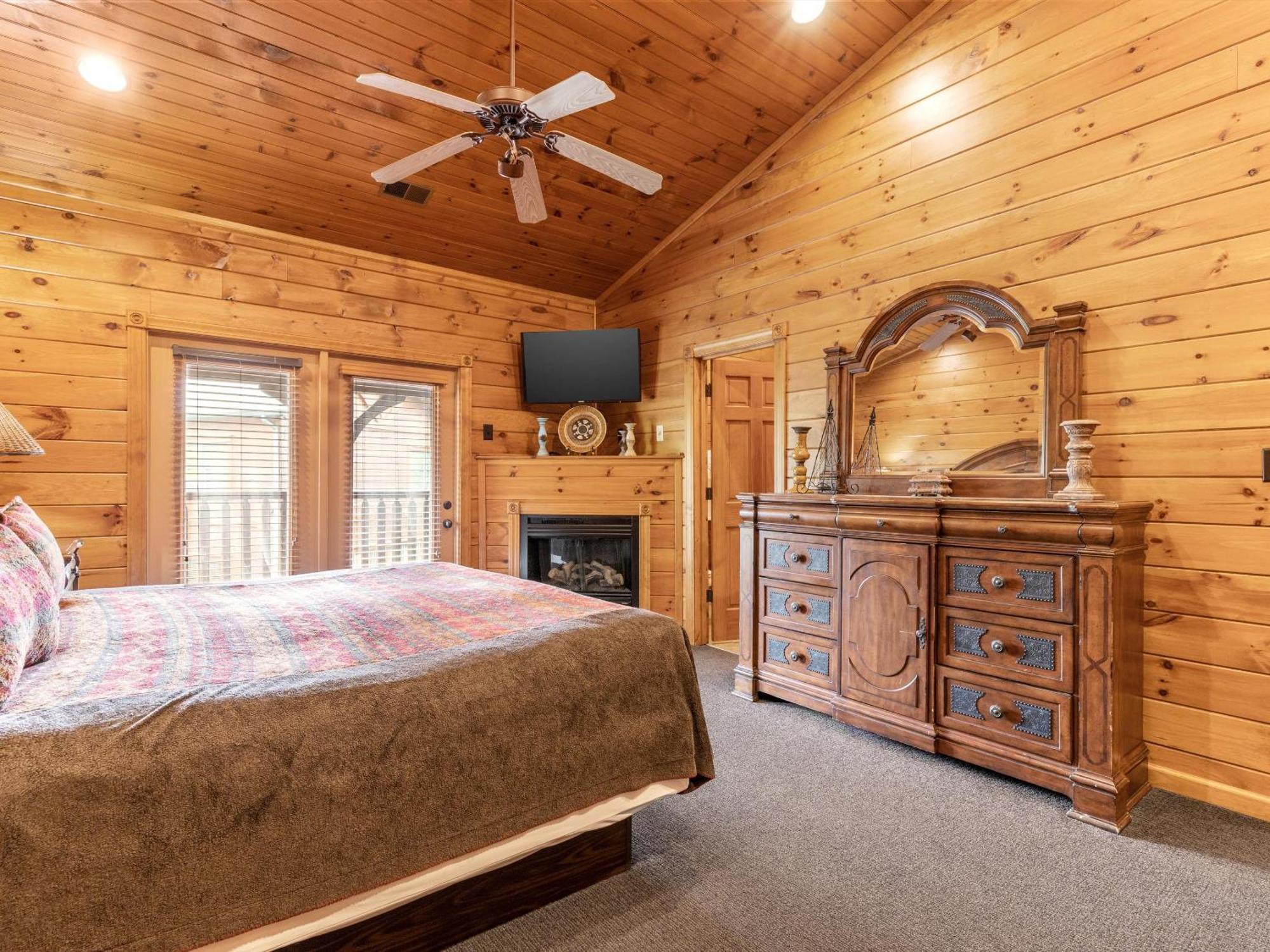 The Great Escape Ii, 5 Bedrooms, Sleeps 17, Game Room, Pool Access, Theater Gatlinburg