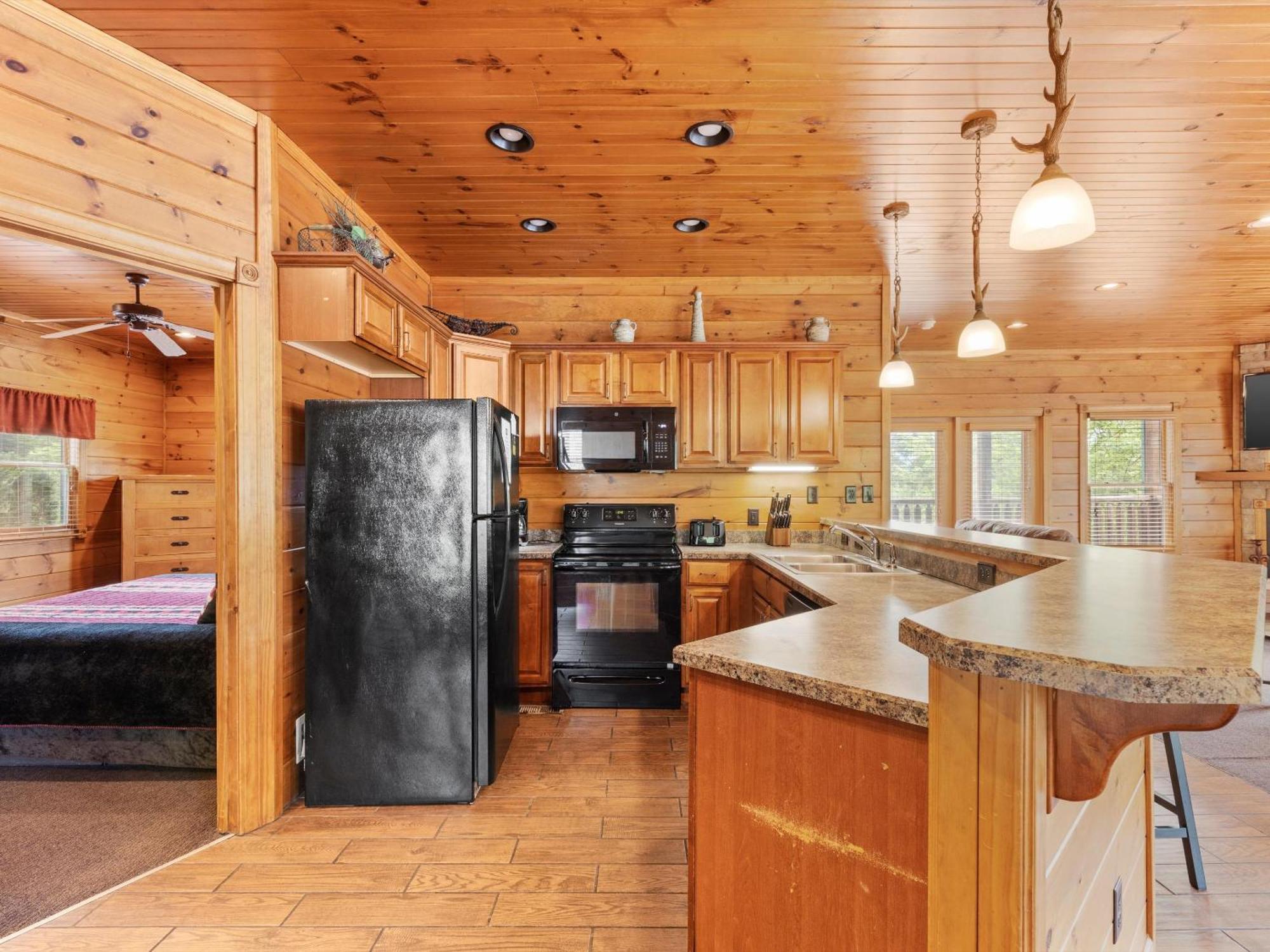 The Great Escape Ii, 5 Bedrooms, Sleeps 17, Game Room, Pool Access, Theater Holiday home Gatlinburg