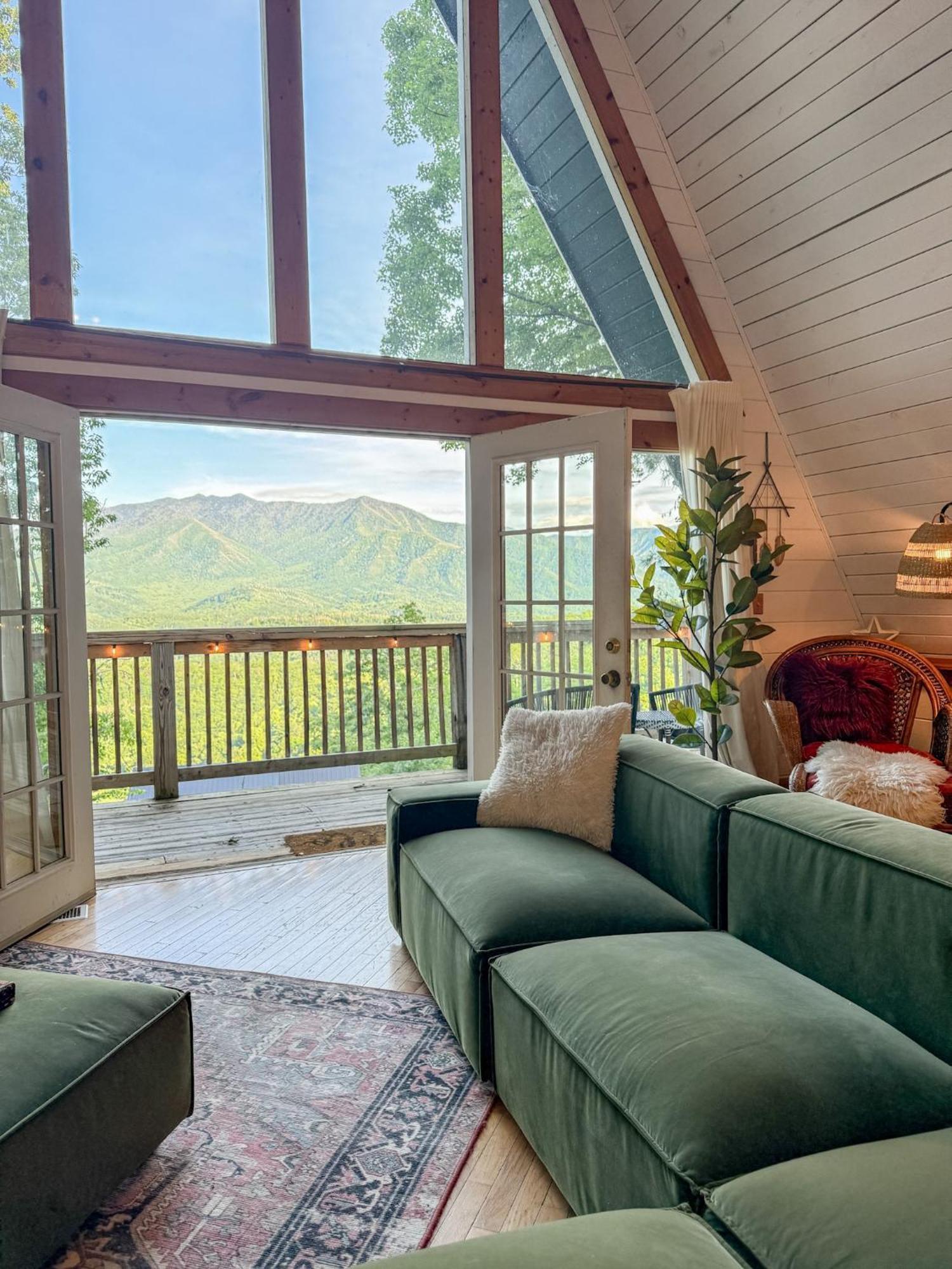 Holiday home Big Mountain View! Downtown Village! Hot Tub! Fan Favorite! Aframe Dreams! Magazine-featured! Stunning Interiors! Little Gatlinburg