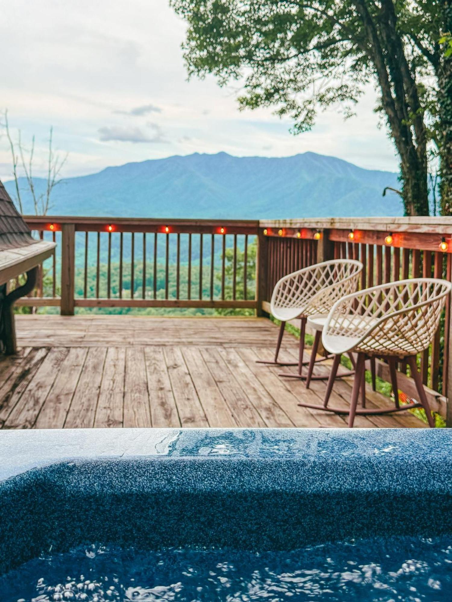 Big Mountain View! Downtown Village! Hot Tub! Fan Favorite! Aframe Dreams! Magazine-featured! Stunning Interiors! Little Holiday home Gatlinburg