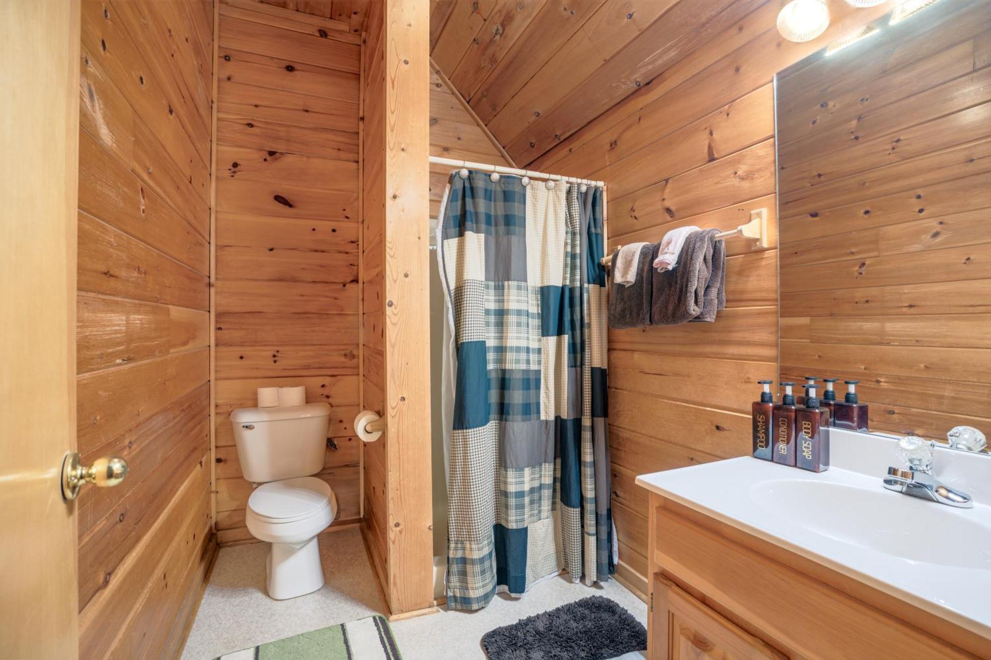 Pet Friendly, Safe In Winter 3 Bedroom, Brand New Hot Tub, And Grill! Working Fireplace, Easy Access *