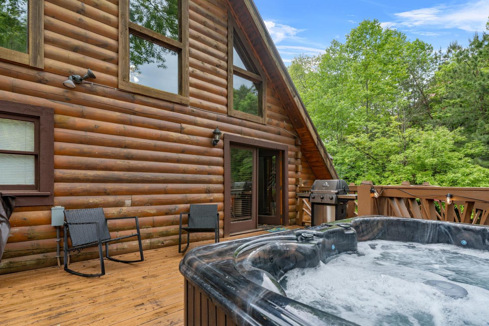 Pet Friendly, Safe In Winter 3 Bedroom, Brand New Hot Tub, And Grill! Working Fireplace, Easy Access *