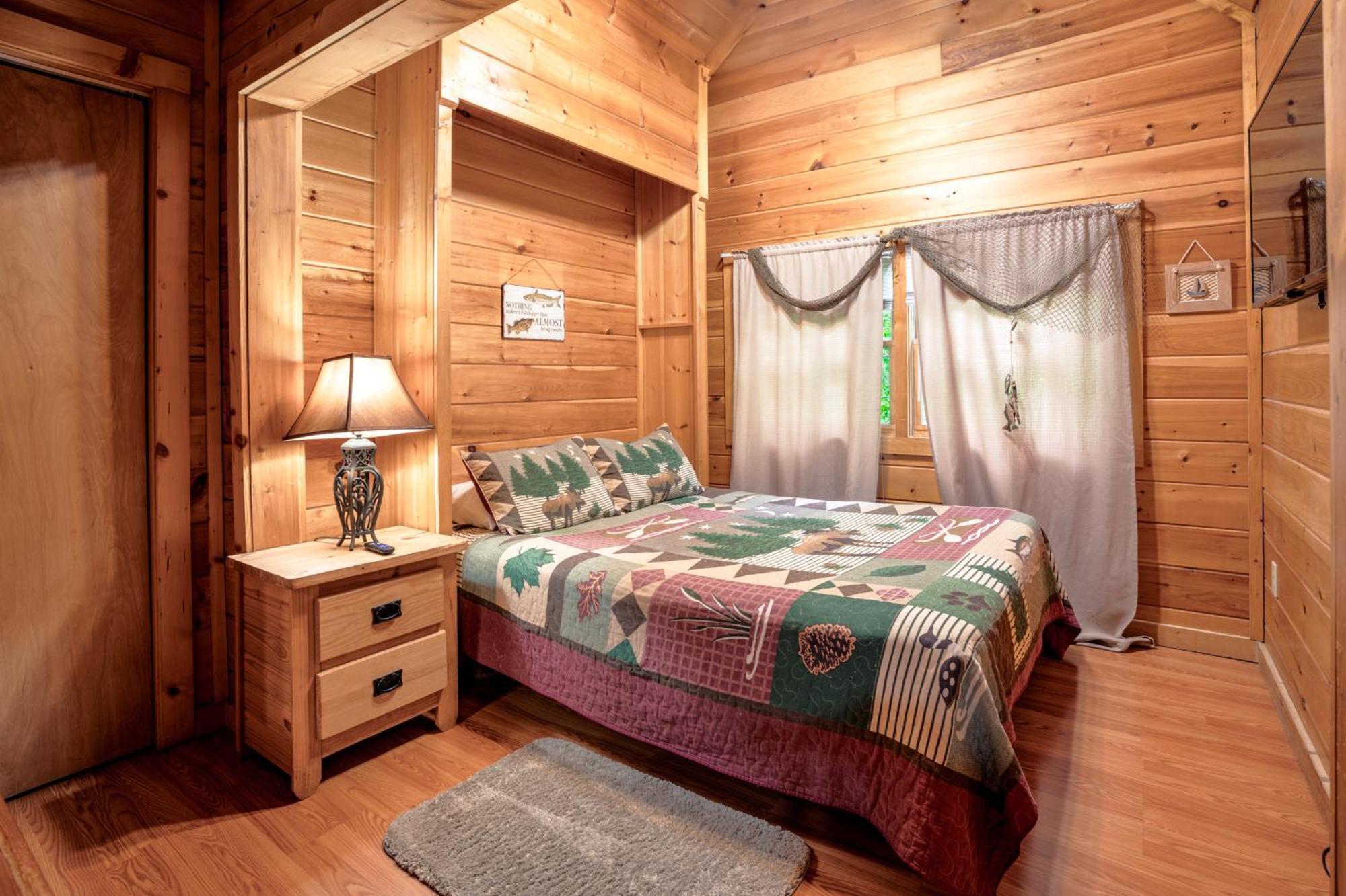 Pet Friendly, Safe In Winter 3 Bedroom, Brand New Hot Tub, And Grill! Working Fireplace, Easy Access * Gatlinburg