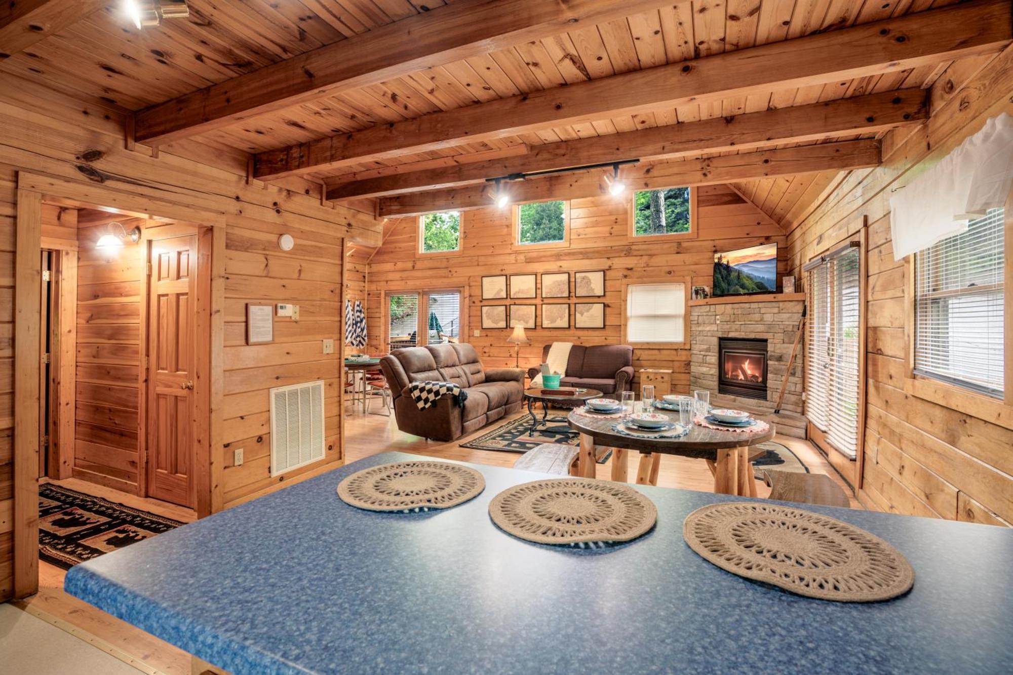 Pet Friendly, Safe In Winter 3 Bedroom, Brand New Hot Tub, And Grill! Working Fireplace, Easy Access Gatlinburg