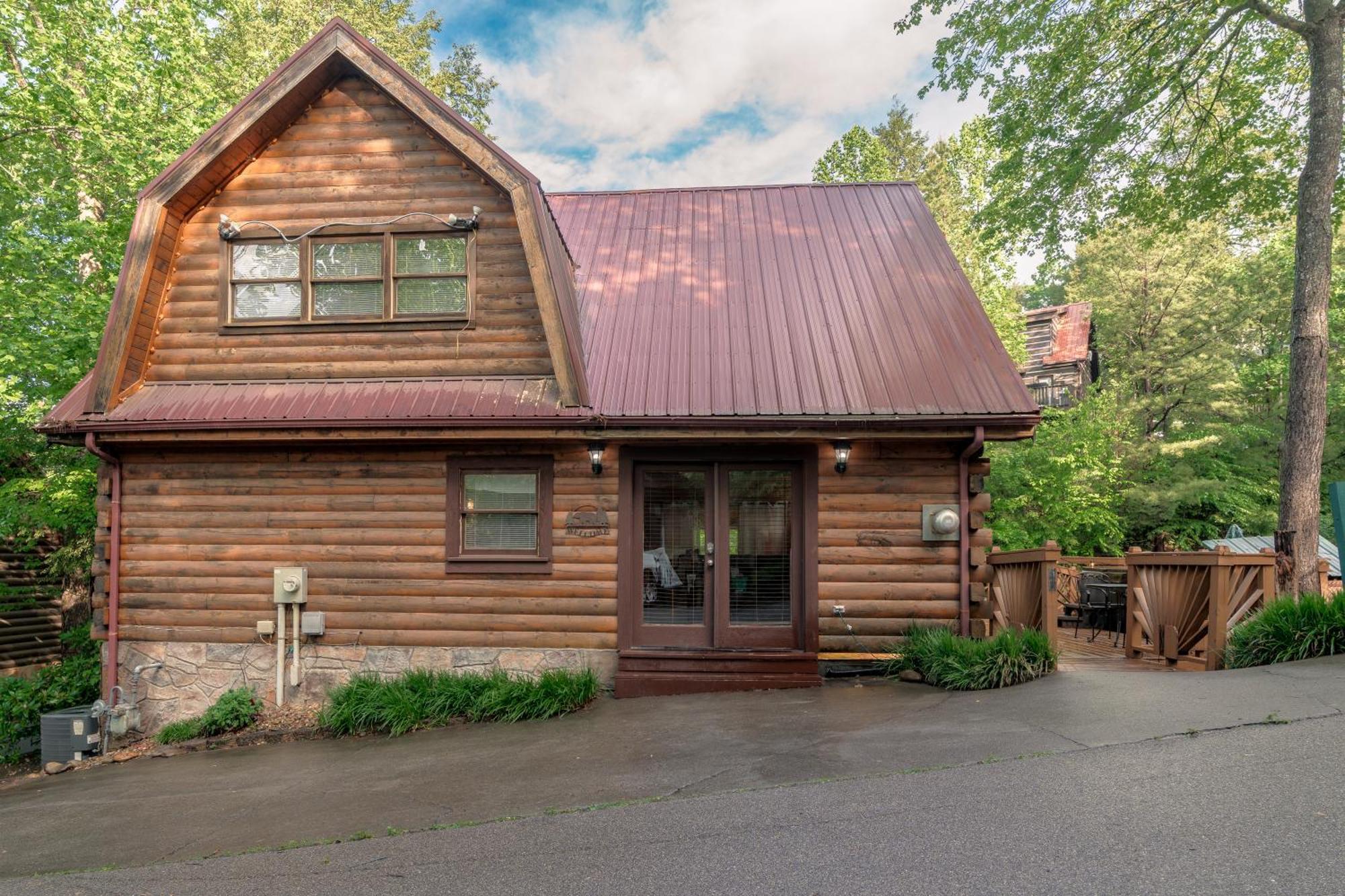 Pet Friendly, Safe In Winter 3 Bedroom, Brand New Hot Tub, And Grill! Working Fireplace, Easy Access Holiday home