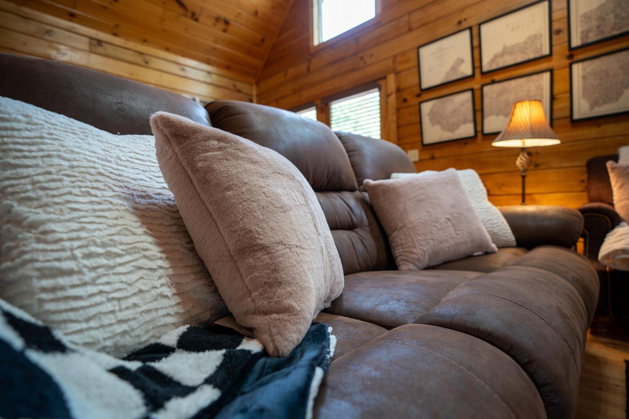 Holiday home Pet Friendly, Safe In Winter 3 Bedroom, Brand New Hot Tub, And Grill! Working Fireplace, Easy Access *