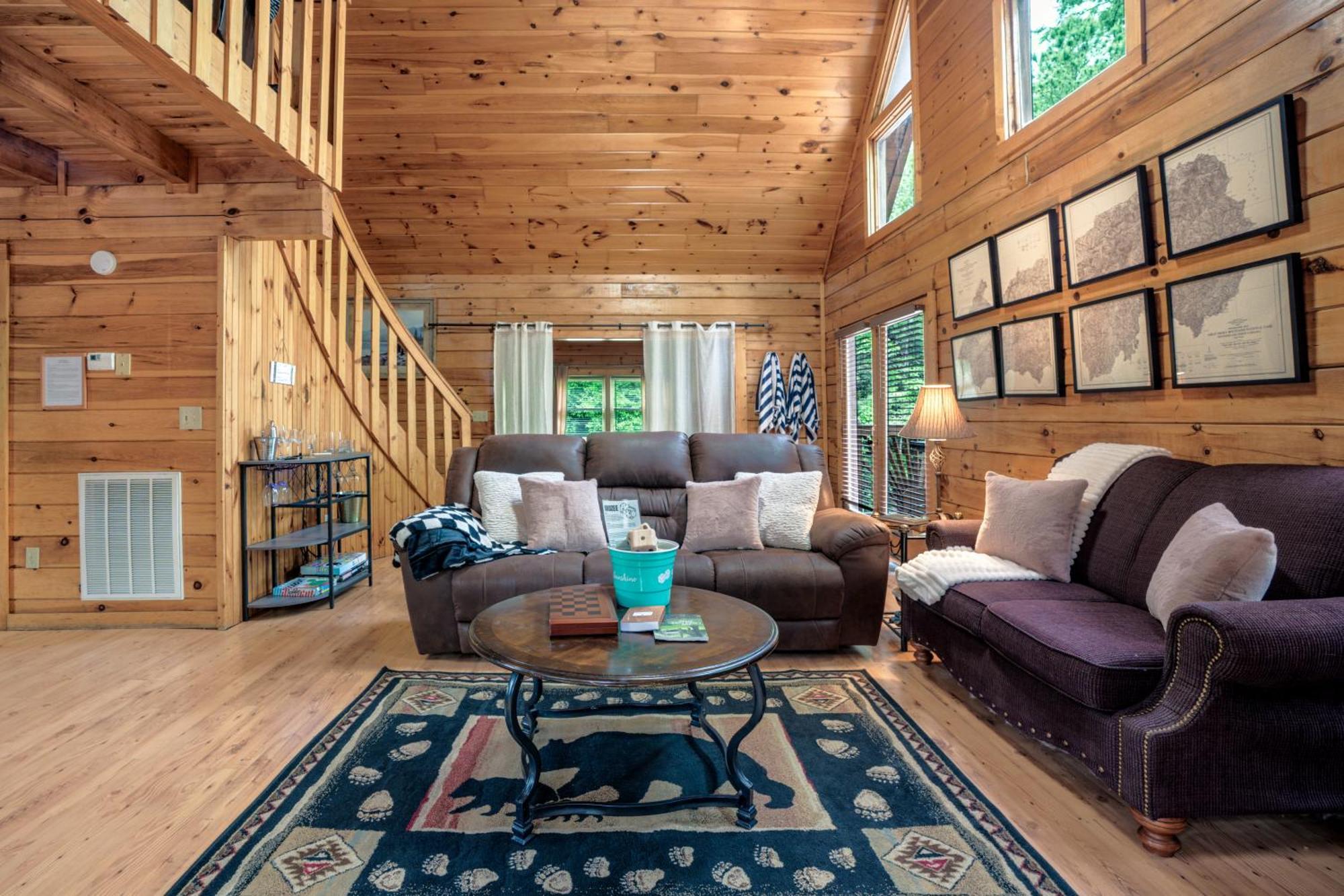 Pet Friendly, Safe In Winter 3 Bedroom, Brand New Hot Tub, And Grill! Working Fireplace, Easy Access Holiday home Gatlinburg