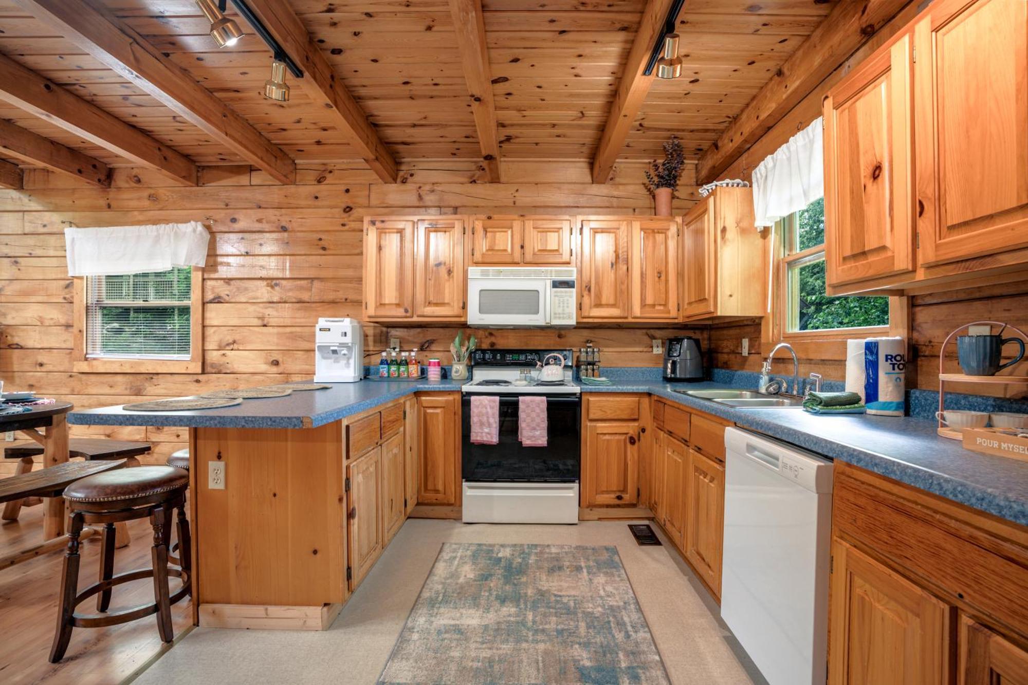 Pet Friendly, Safe In Winter 3 Bedroom, Brand New Hot Tub, And Grill! Working Fireplace, Easy Access Gatlinburg