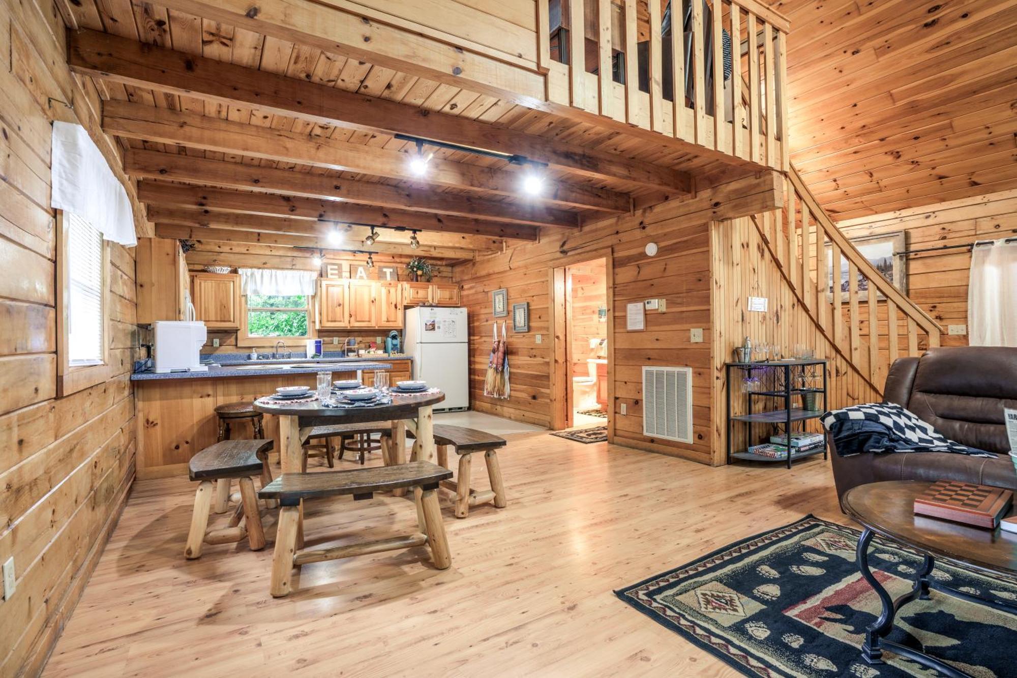Pet Friendly, Safe In Winter 3 Bedroom, Brand New Hot Tub, And Grill! Working Fireplace, Easy Access * Gatlinburg
