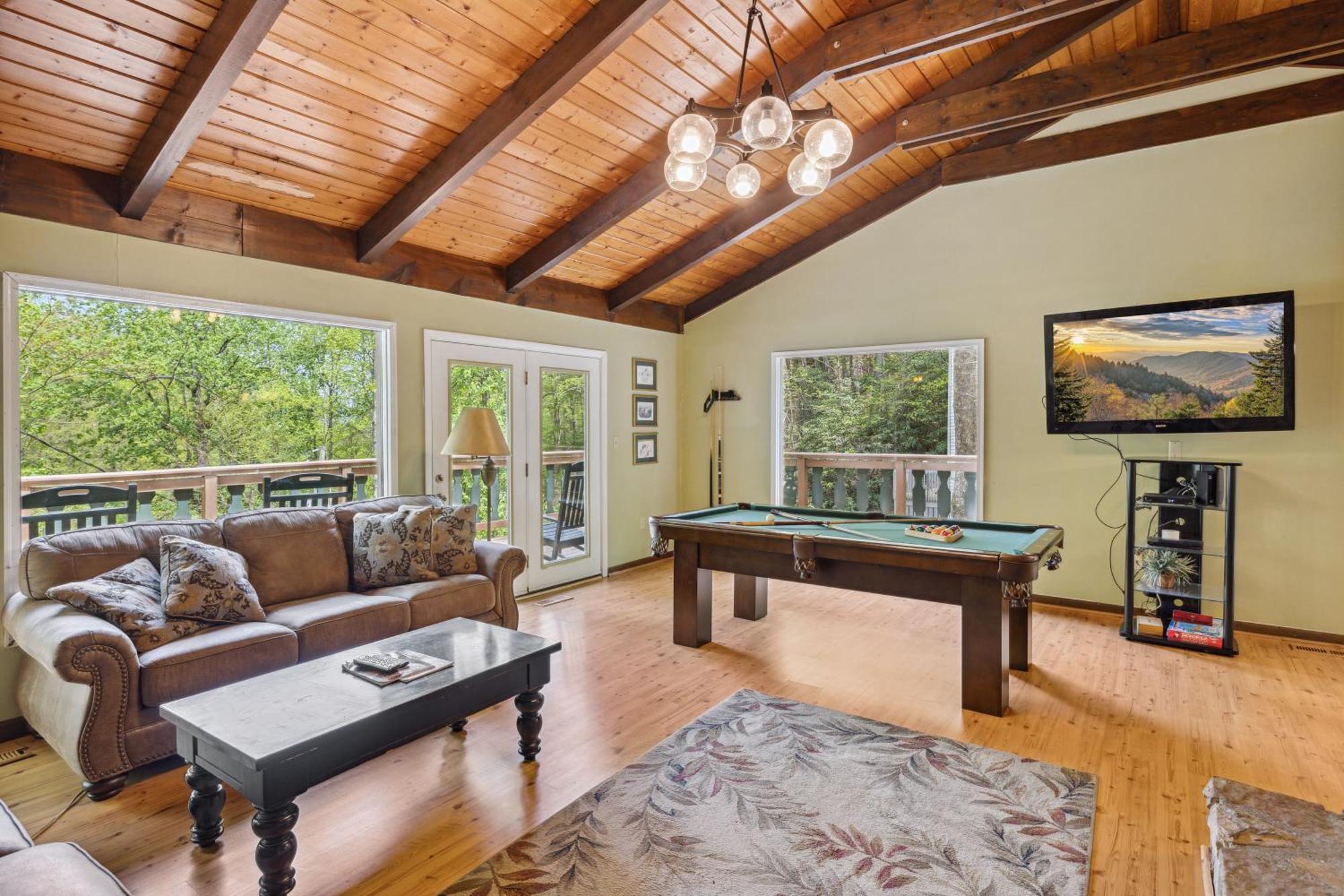 Chalet Mountain With Hot Tub !